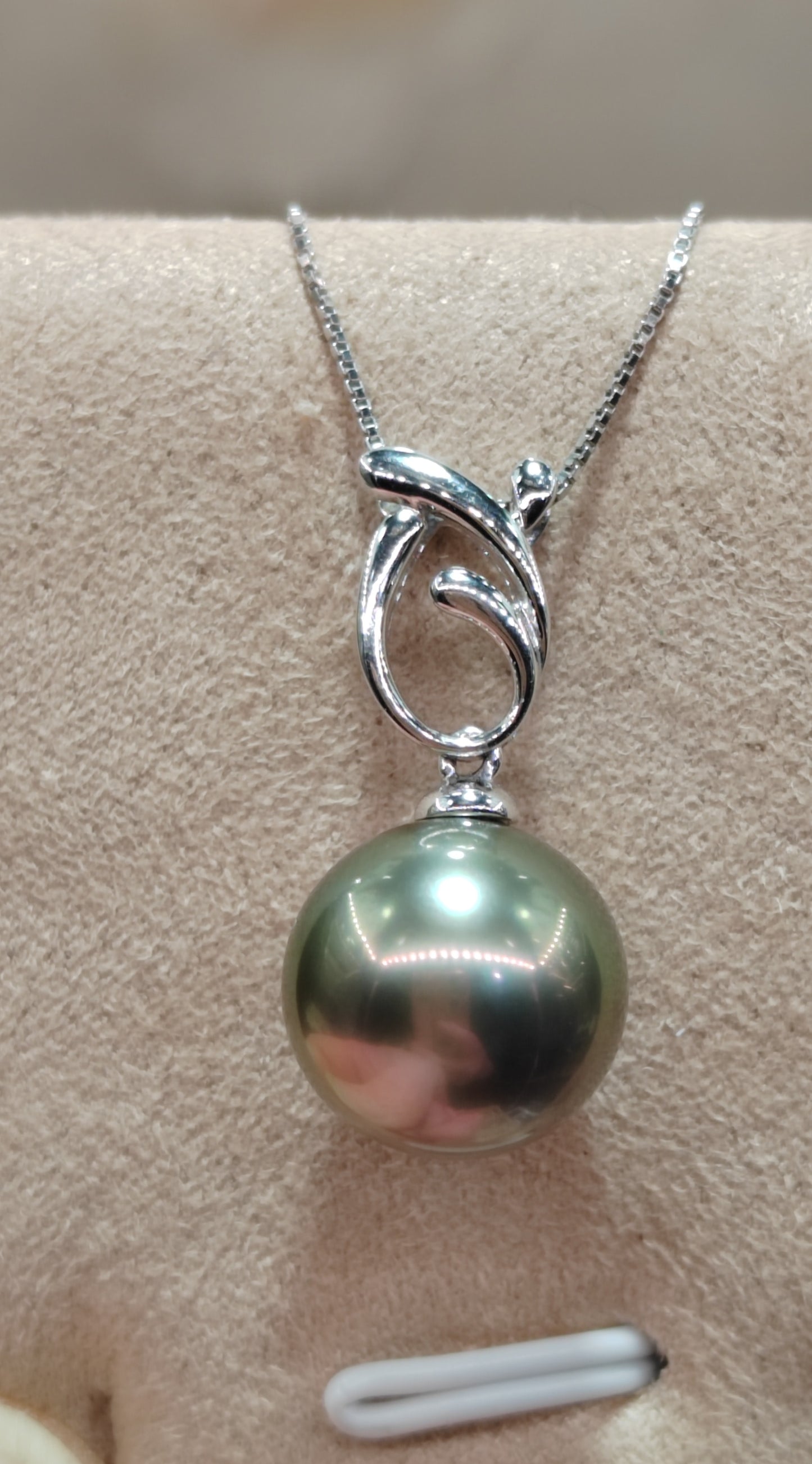 'Margarite' 18ct white gold pendant genuine tahitian south sea round pearl 11.6mm AAAA