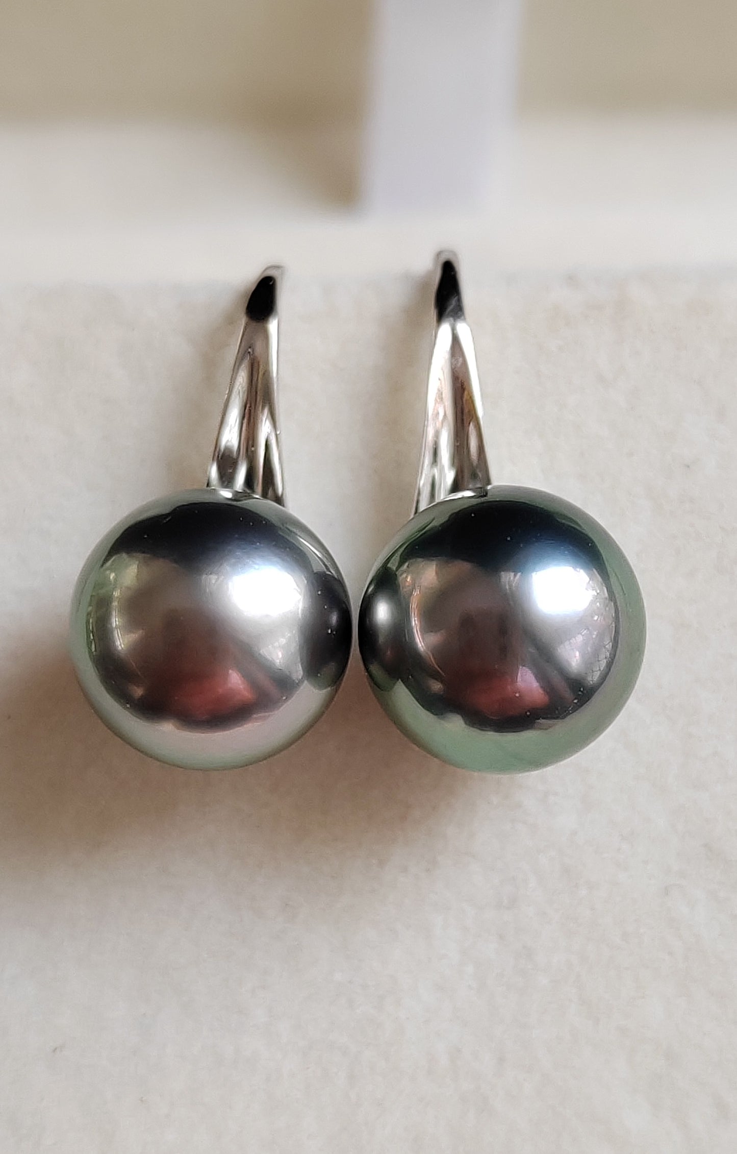 'Vivid Seafoam' Genuine Tahitian south sea pearls earrings Mangareva pearls