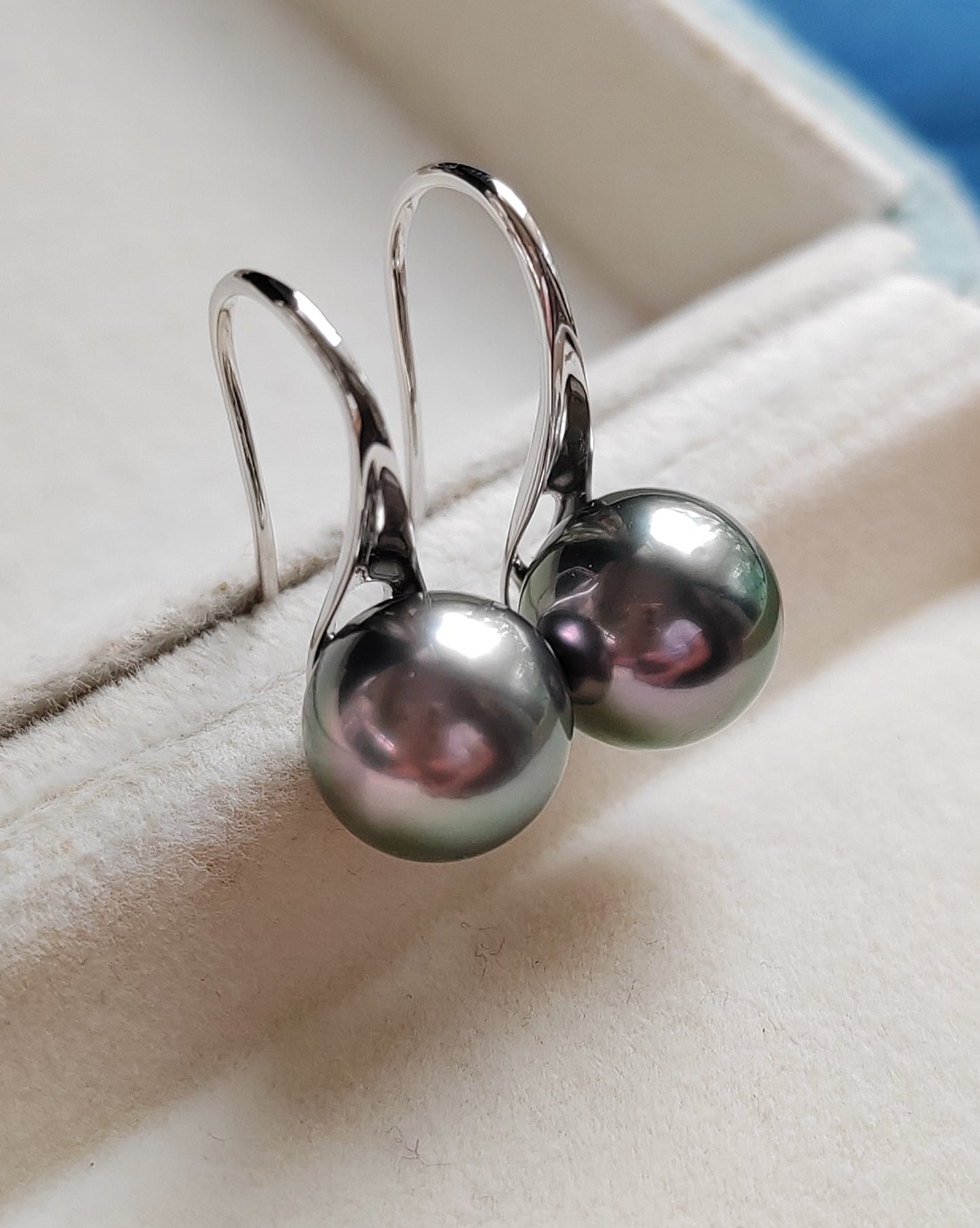 'Vivid Seafoam' Genuine Tahitian south sea pearls earrings Mangareva pearls