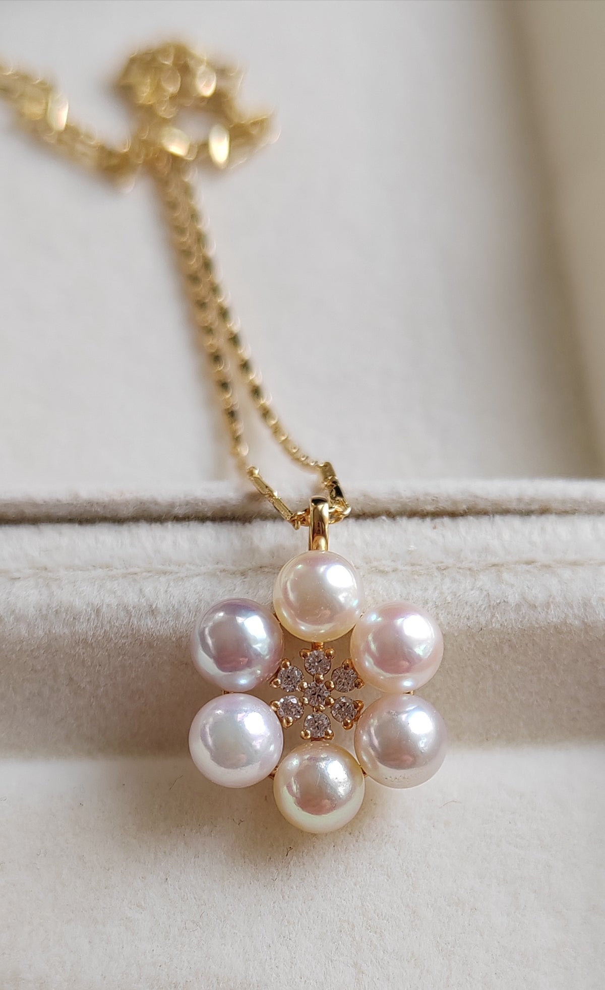 'Pleasure Blossom' 18k gold pendant genuine Japanese akoya pearls