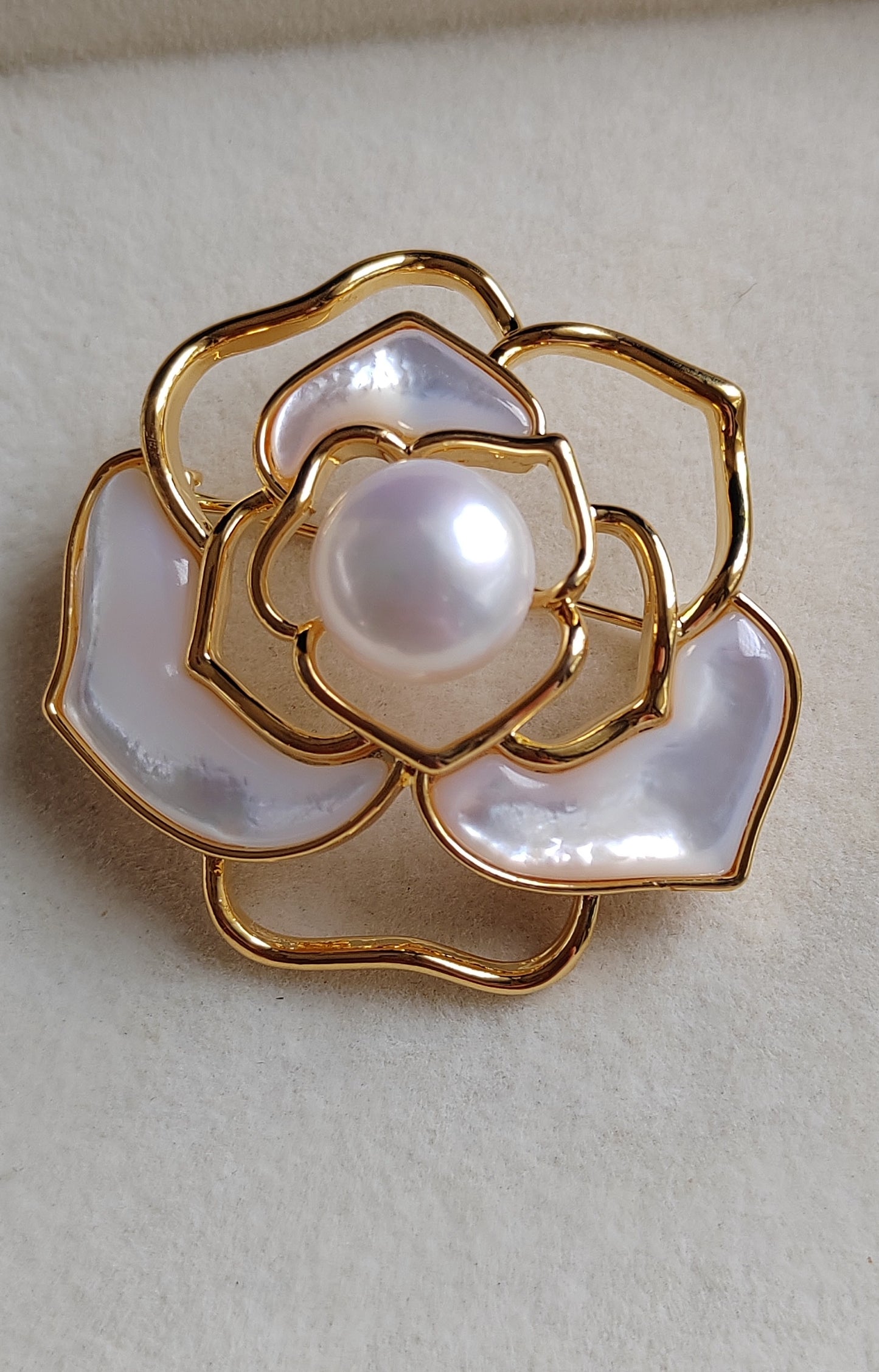 11.1mm genuine freshwater pearl Camellia brooch