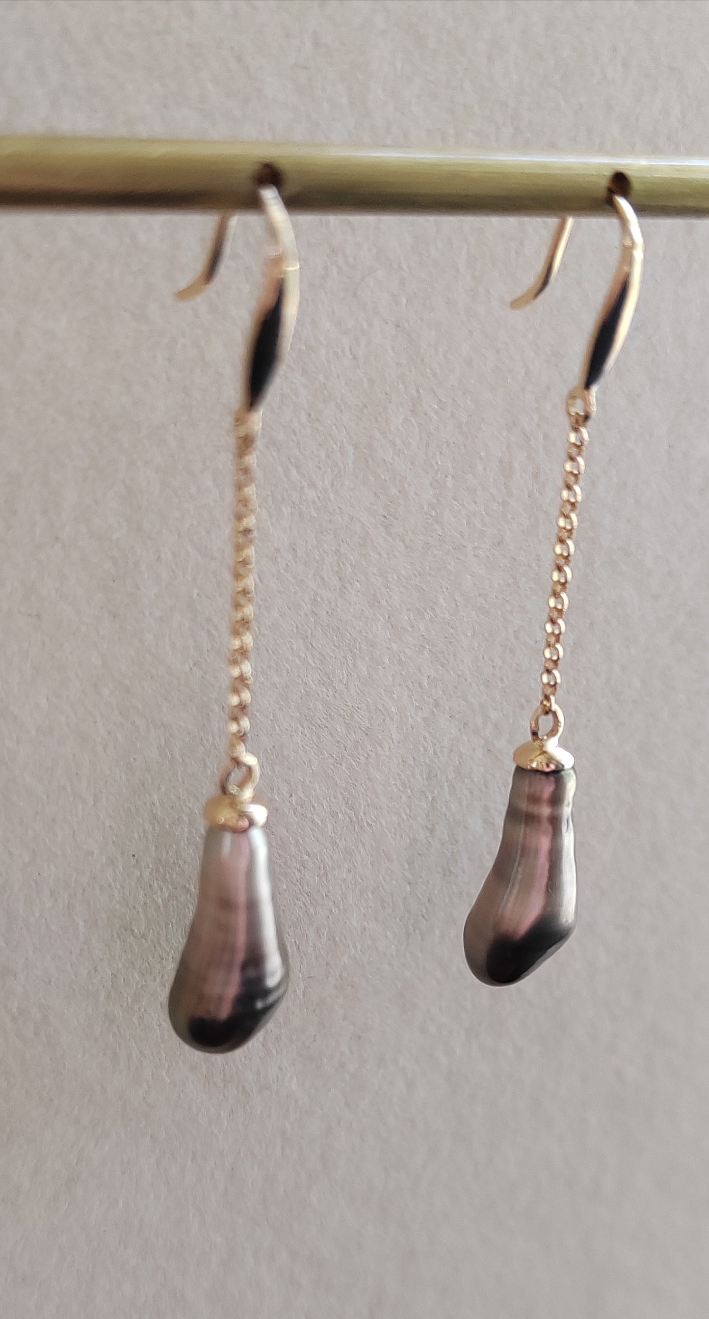 Timeless Elegance: 18ct gold unique dangle earrings Genuine tahitian Keshi pearls 6.3mm