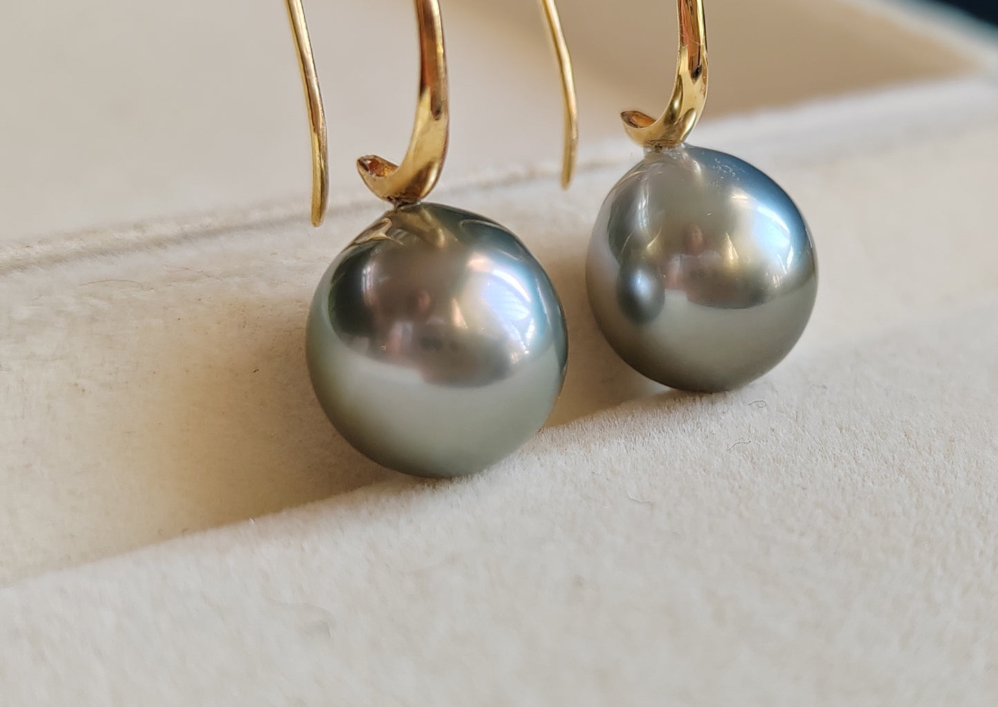 10mm Genuine Tahitian Mangareva pearl AAA 18ct gold French hook earrings