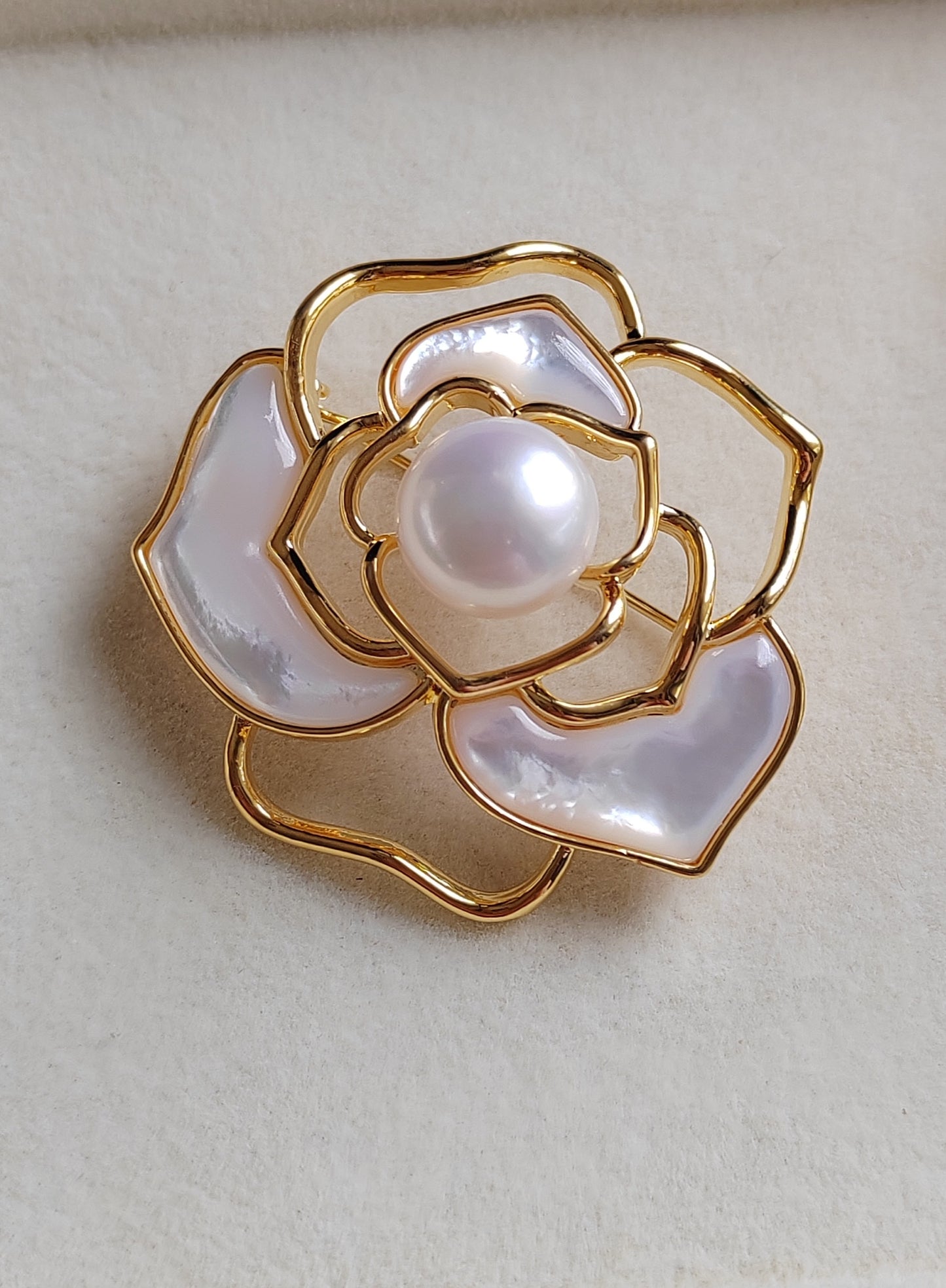 11.1mm genuine freshwater pearl Camellia brooch