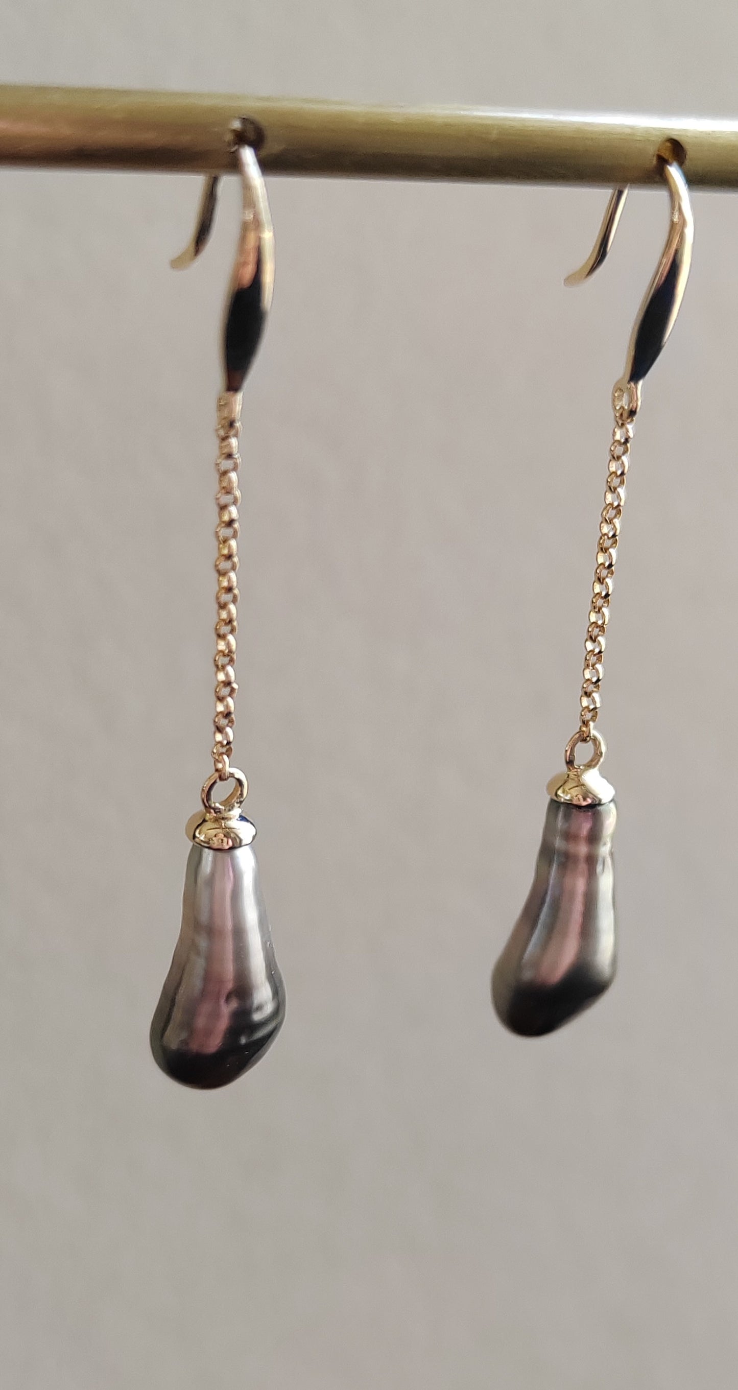Timeless Elegance: 18ct gold unique dangle earrings Genuine tahitian Keshi pearls 6.3mm