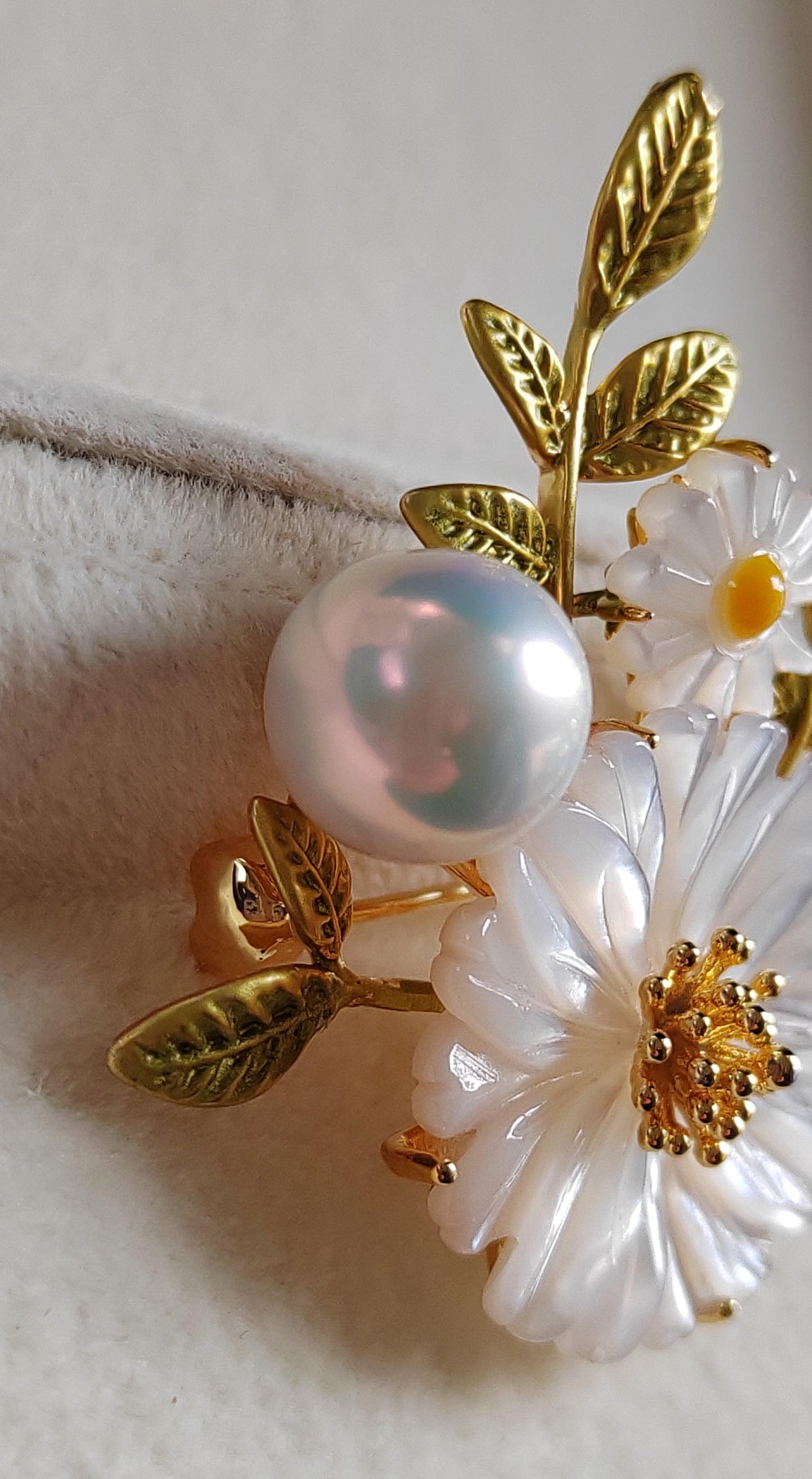'Lily' brooch genuine freshwater pearl 10.1mm with mother of pearl