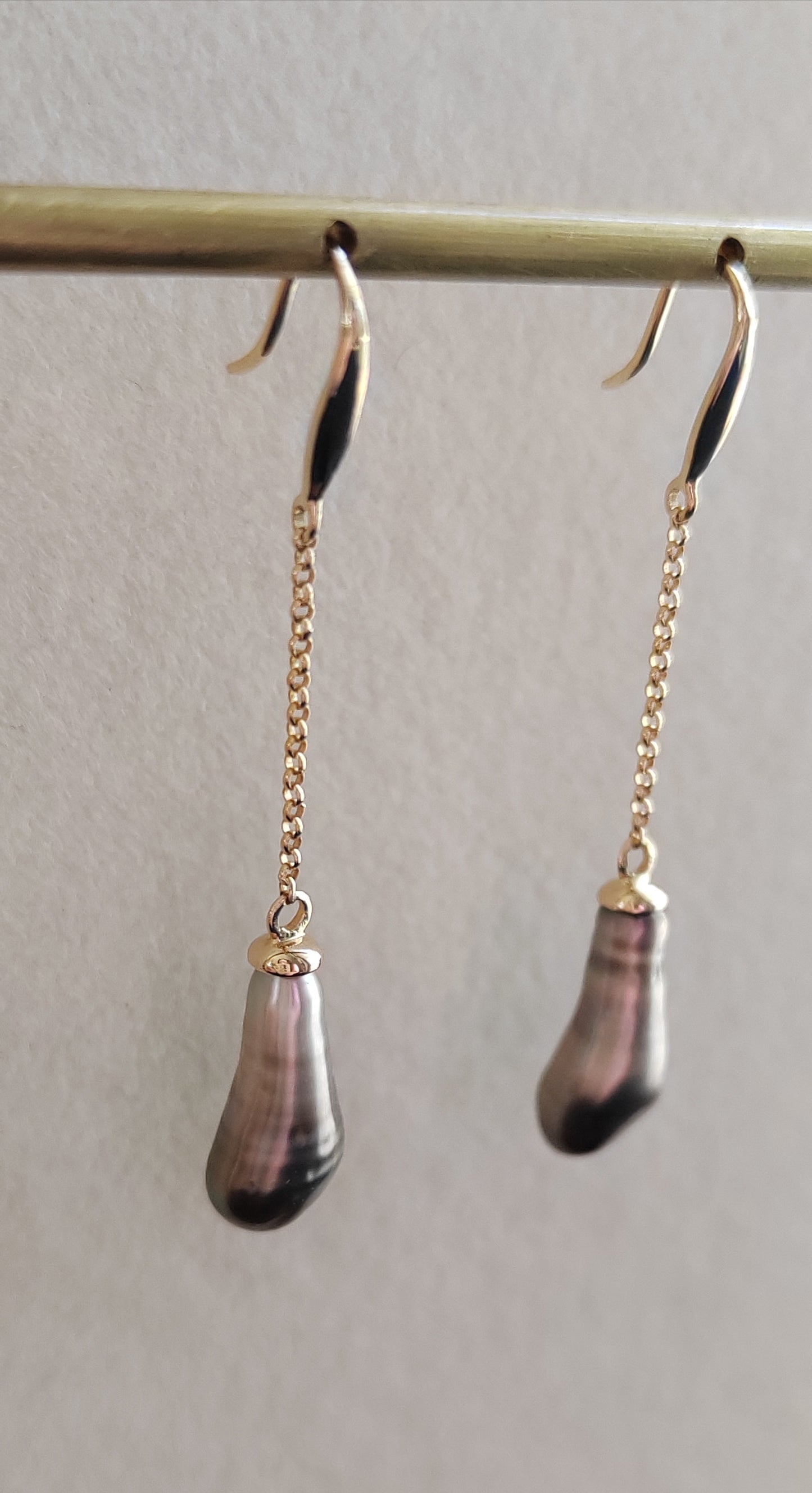 Timeless Elegance: 18ct gold unique dangle earrings Genuine tahitian Keshi pearls 6.3mm