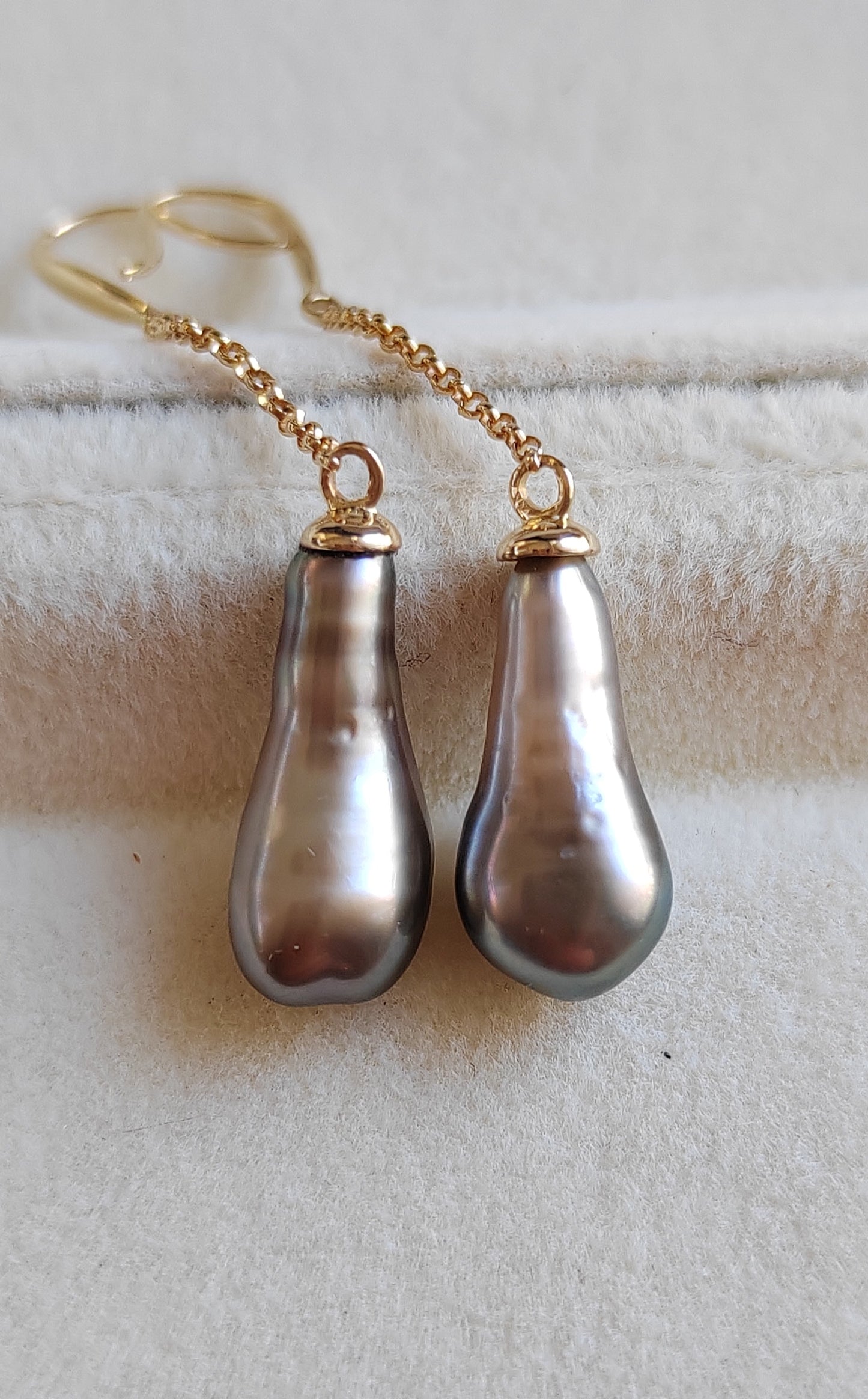 Timeless Elegance: 18ct gold unique dangle earrings Genuine tahitian Keshi pearls 6.3mm