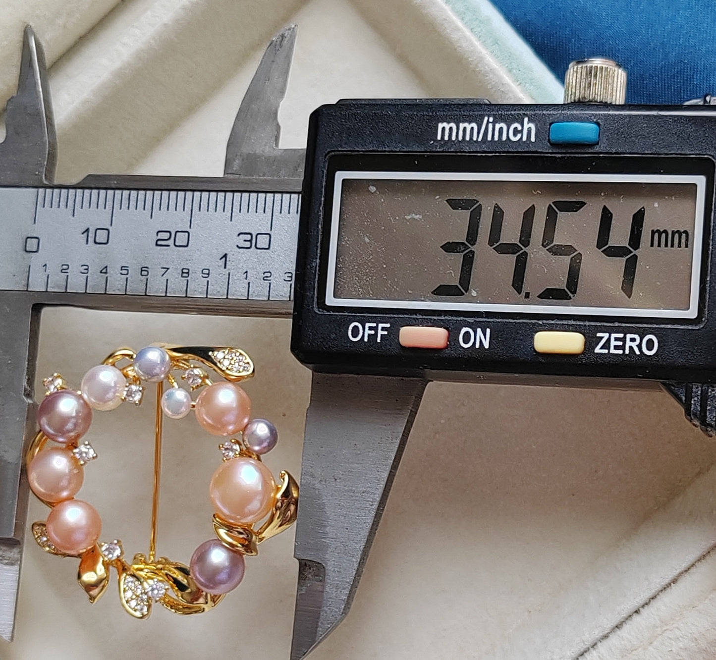 3.5-7.6mm Genuine freshwater pearls multicolour flower brooch