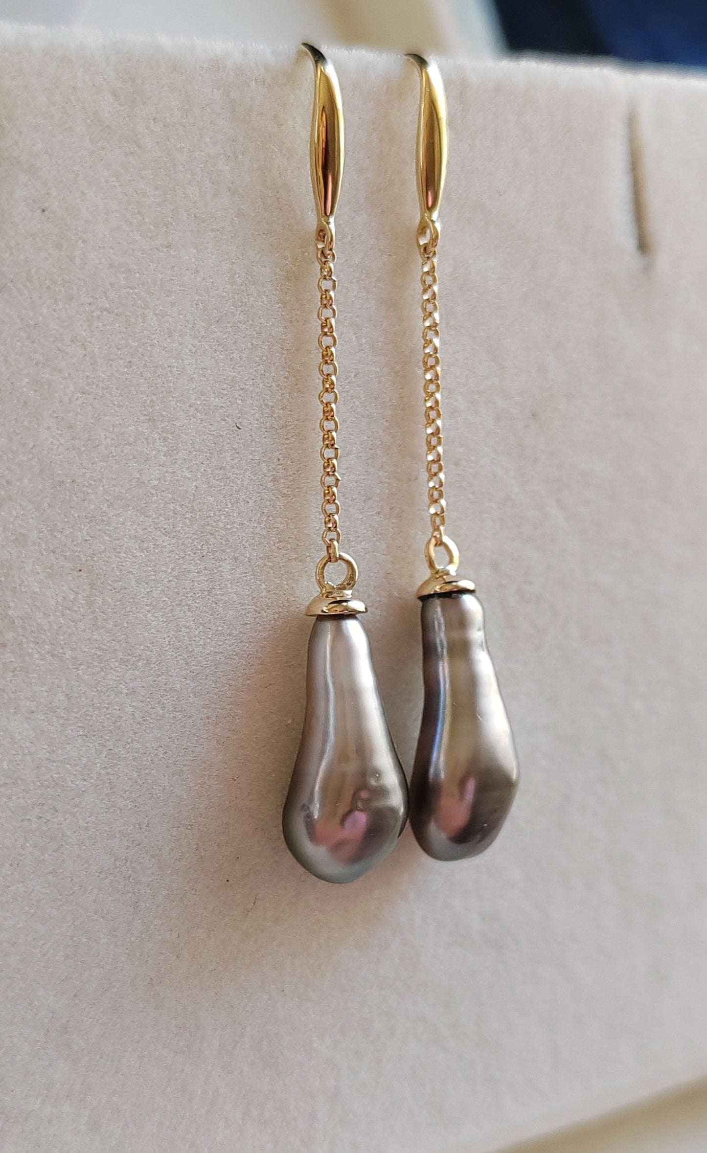 Timeless Elegance: 18ct gold unique dangle earrings Genuine tahitian Keshi pearls 6.3mm