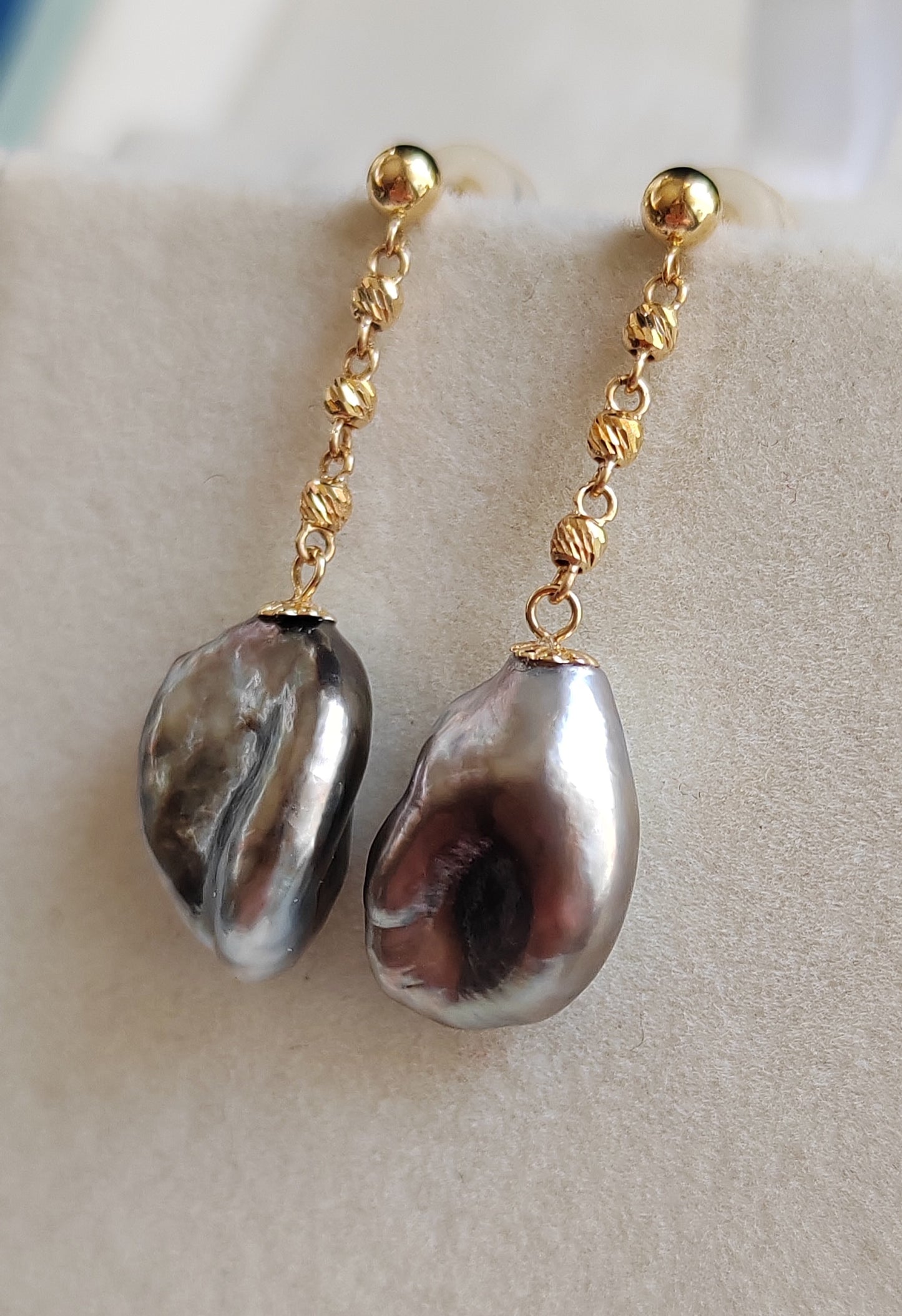 'Nuvole' 18k gold earrings genuine tahitian Keshi pearls timeless elegance