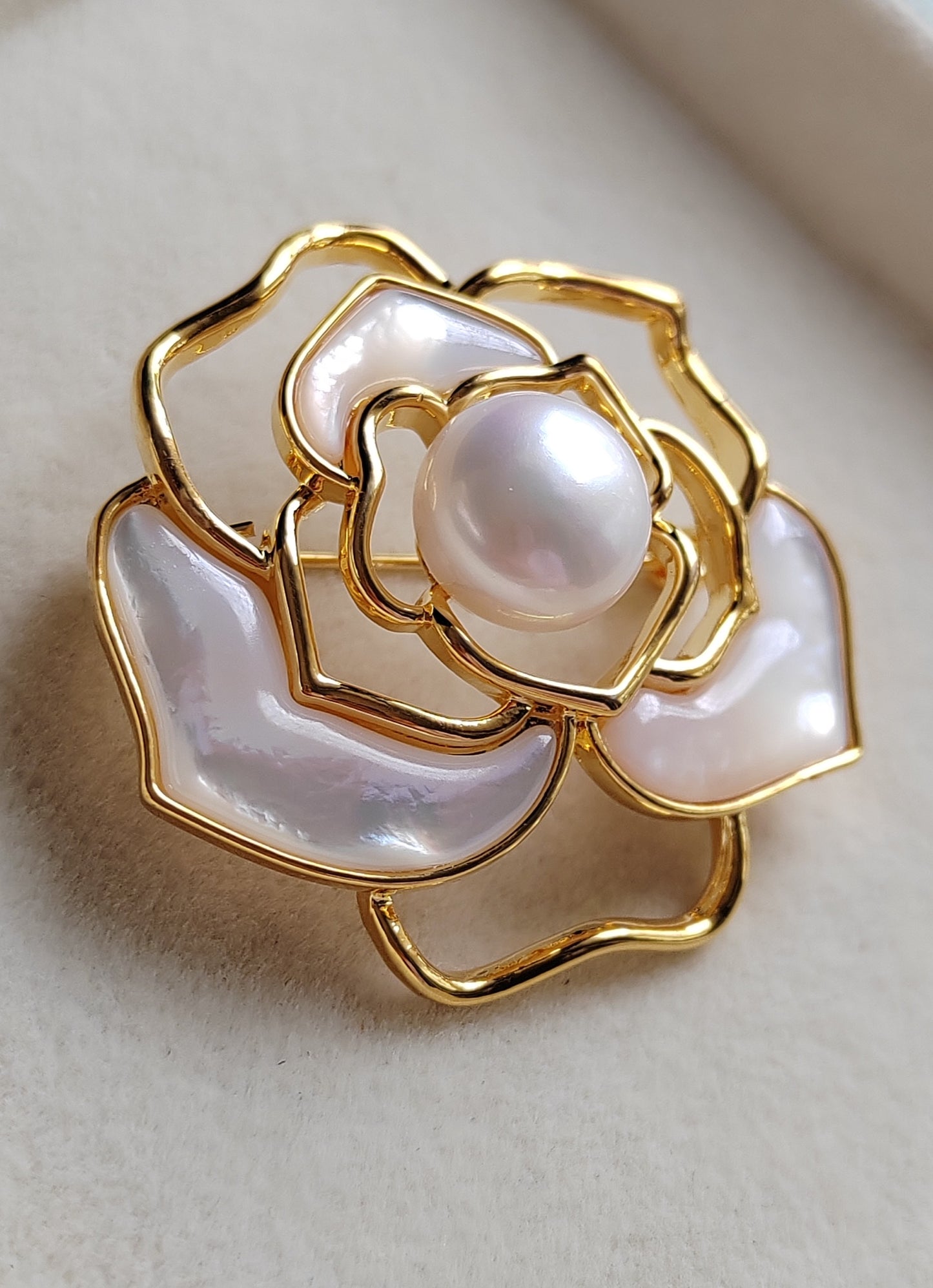 11.1mm genuine freshwater pearl Camellia brooch