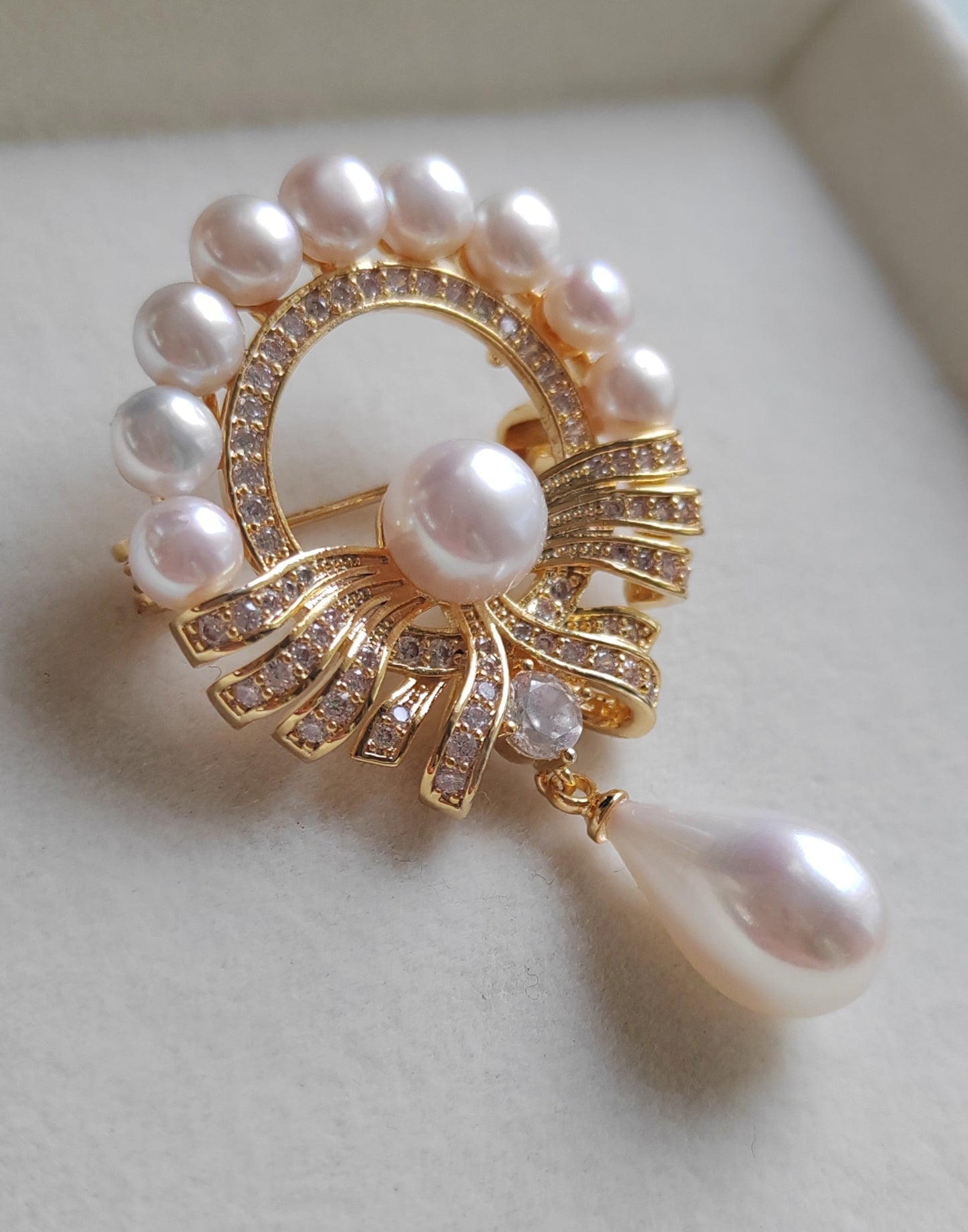 5.1-9.3mm Genuine freshwater pearls brooch/pendant