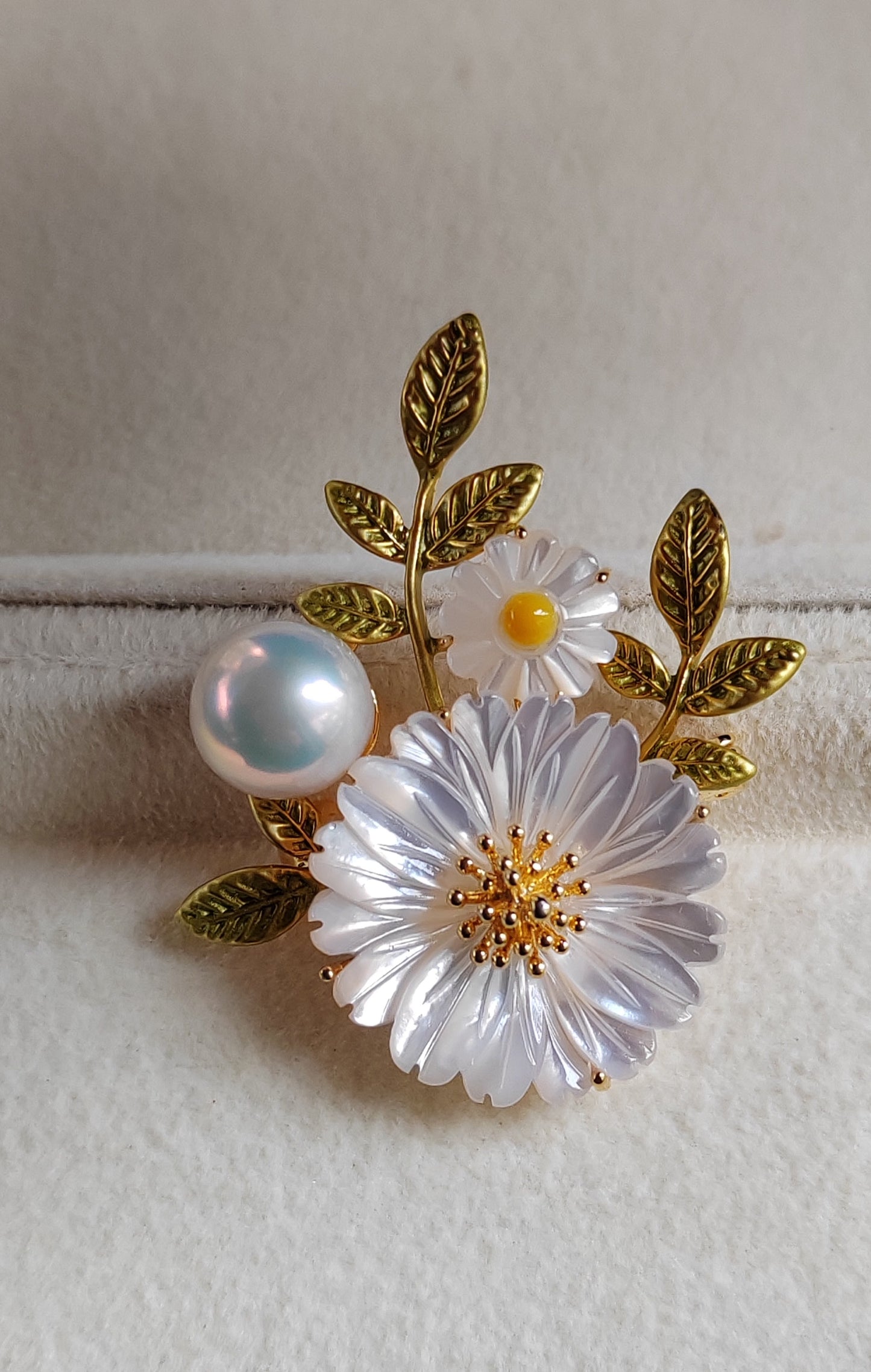'Lily' brooch genuine freshwater pearl 10.1mm with mother of pearl