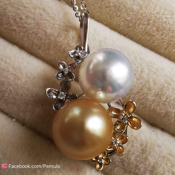 'Double Beauté' 18ct gold diamond pendant genuine south sea pearls