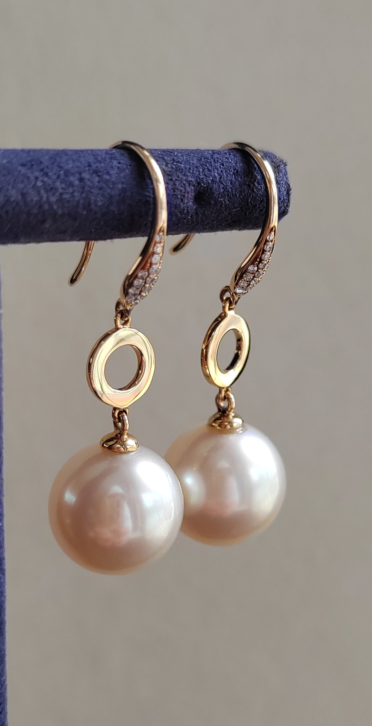 'Dry roses' 18k gold diamond earrings genuine south sea white pearls 11.5mm