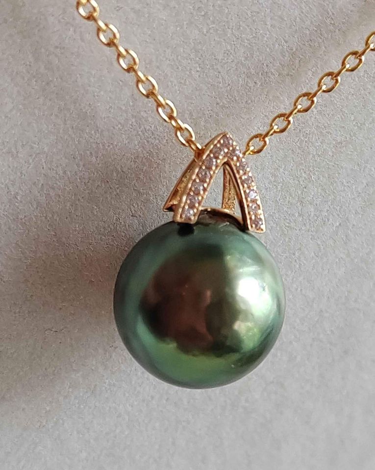 'Pistachio' 18k gold pendant genuine tahitian south sea pearl 11.1mm