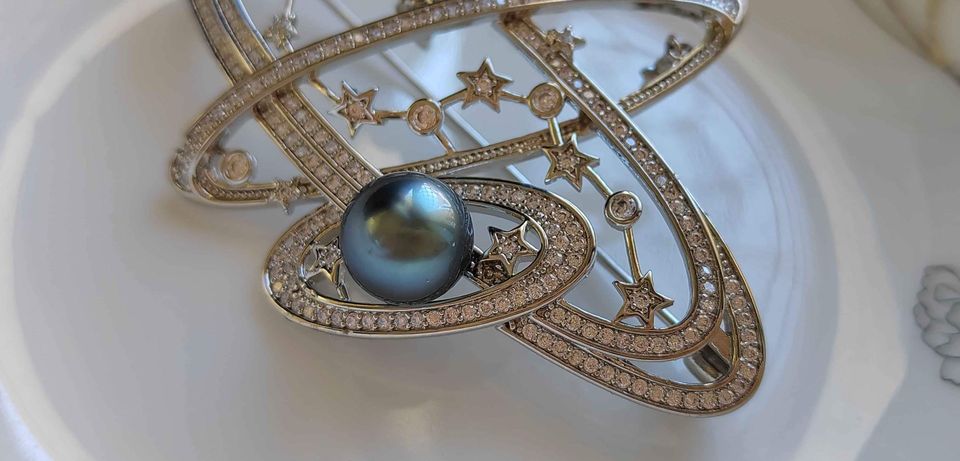 'The Planet' brooch genuine tahitian south sea pearl