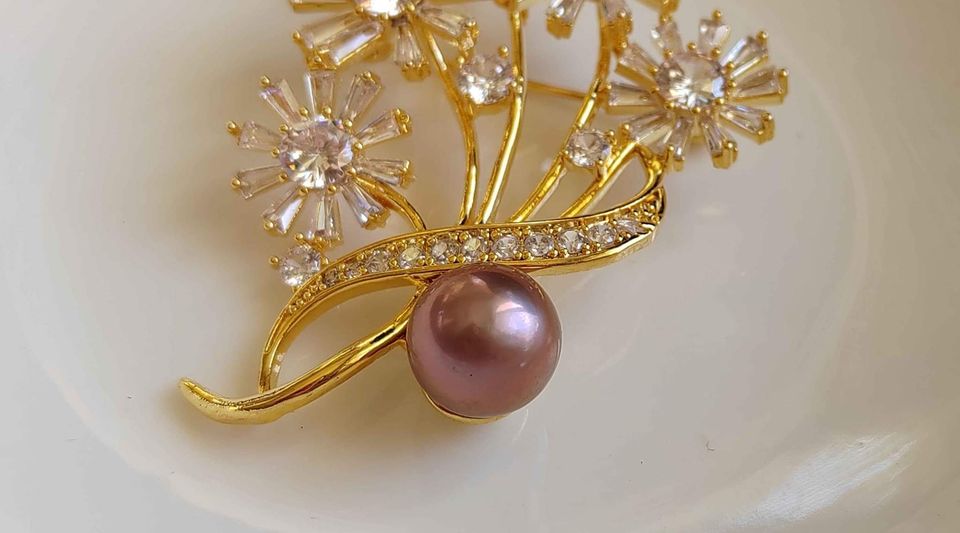 'Purple Lily' brooch genuine freshwater pearl 9.8mm