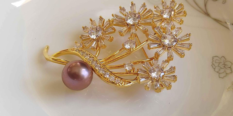 'Purple Lily' brooch genuine freshwater pearl 9.8mm