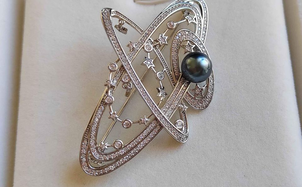 'The Planet' brooch genuine tahitian south sea pearl