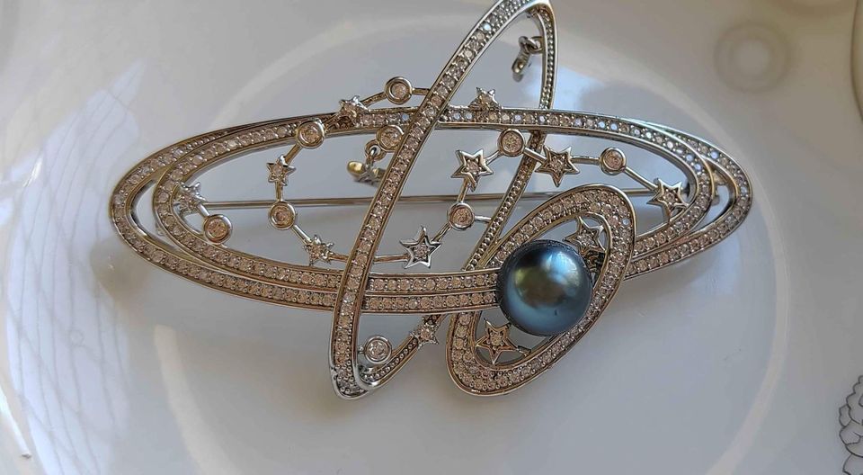 'The Planet' brooch genuine tahitian south sea pearl