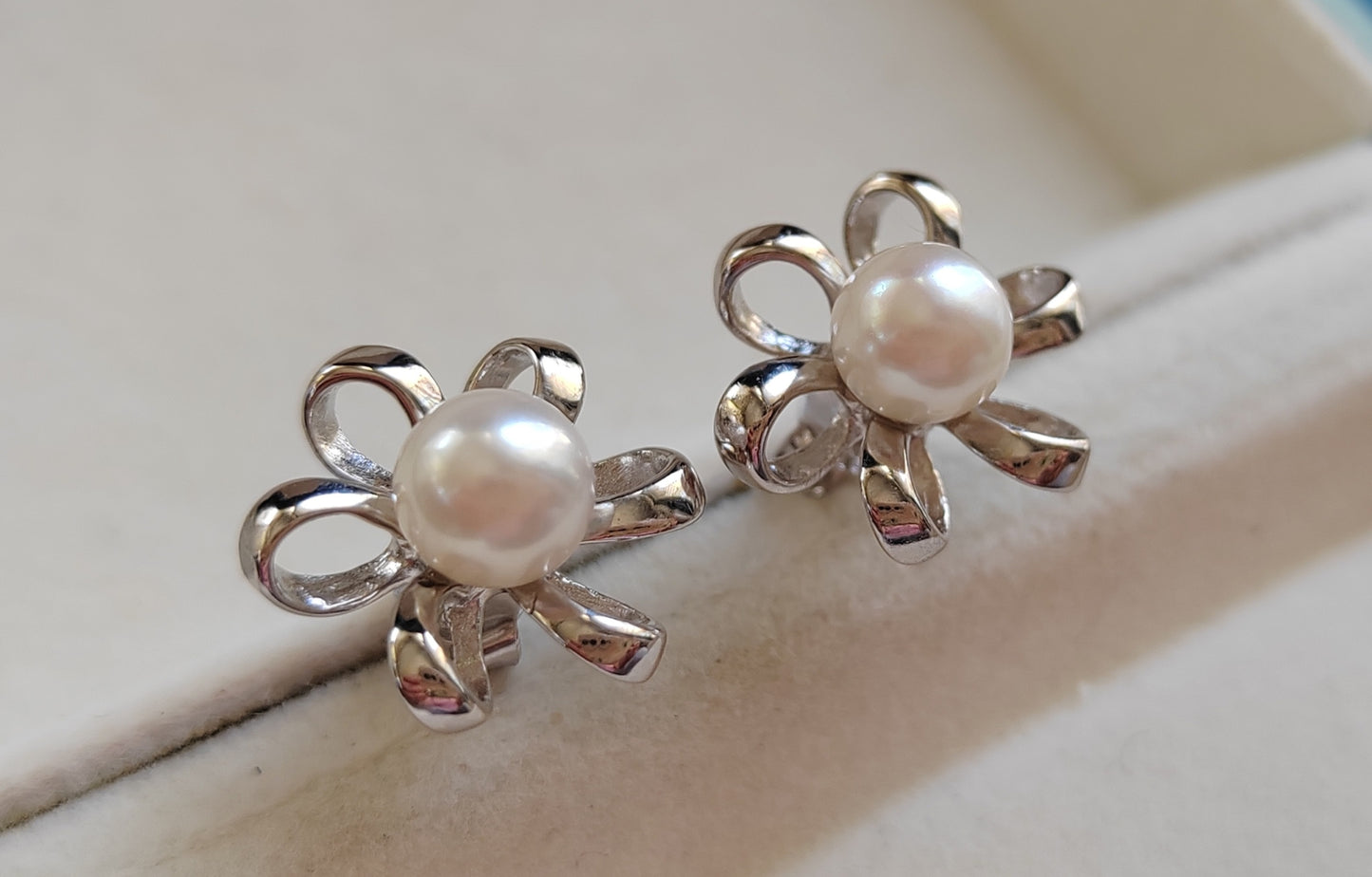 'The silver flowers' earrings genuine akoya pearls 6.6mm