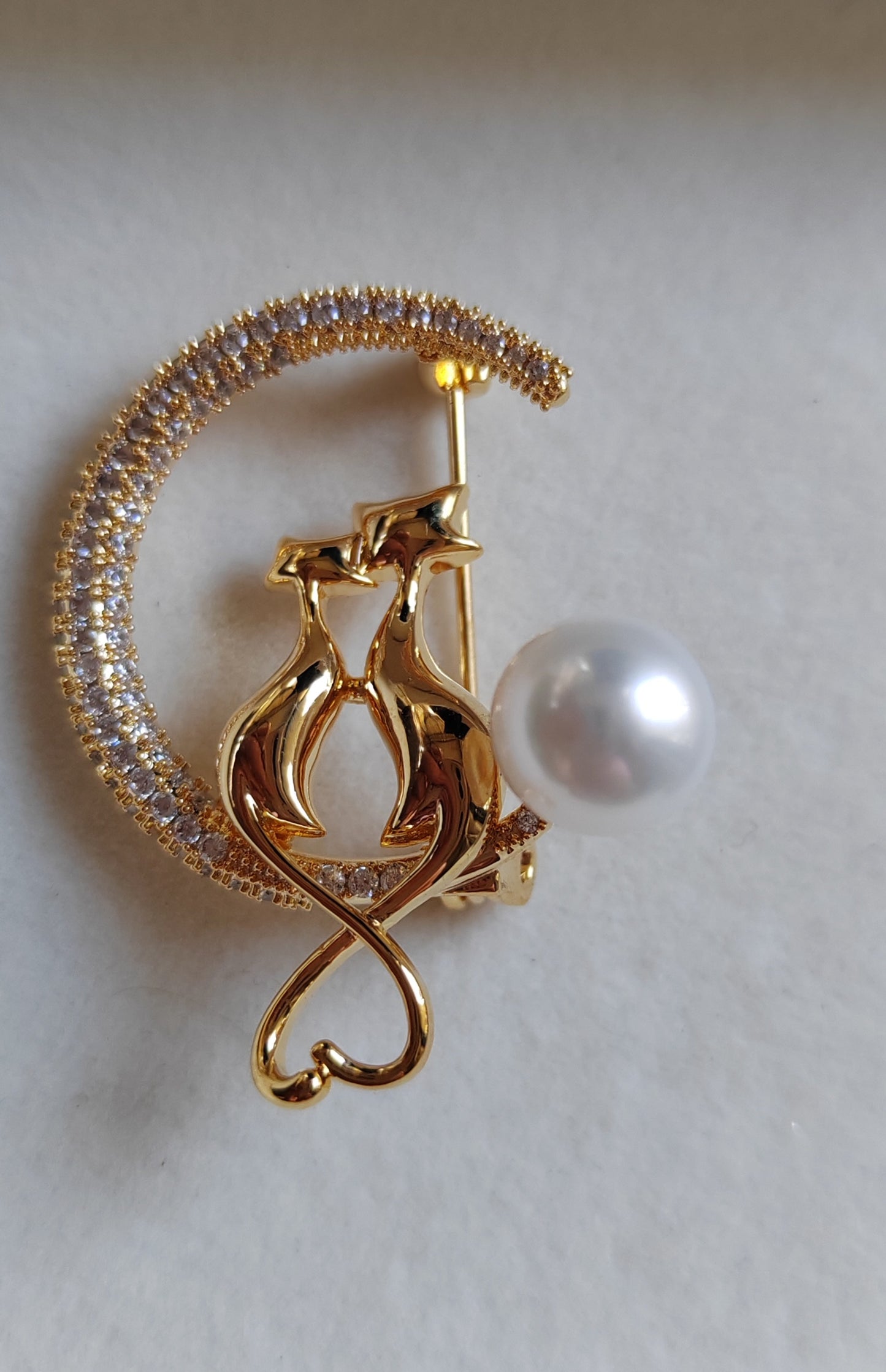 'Forever' Genuine freshwater pearl 8.9mm brooch