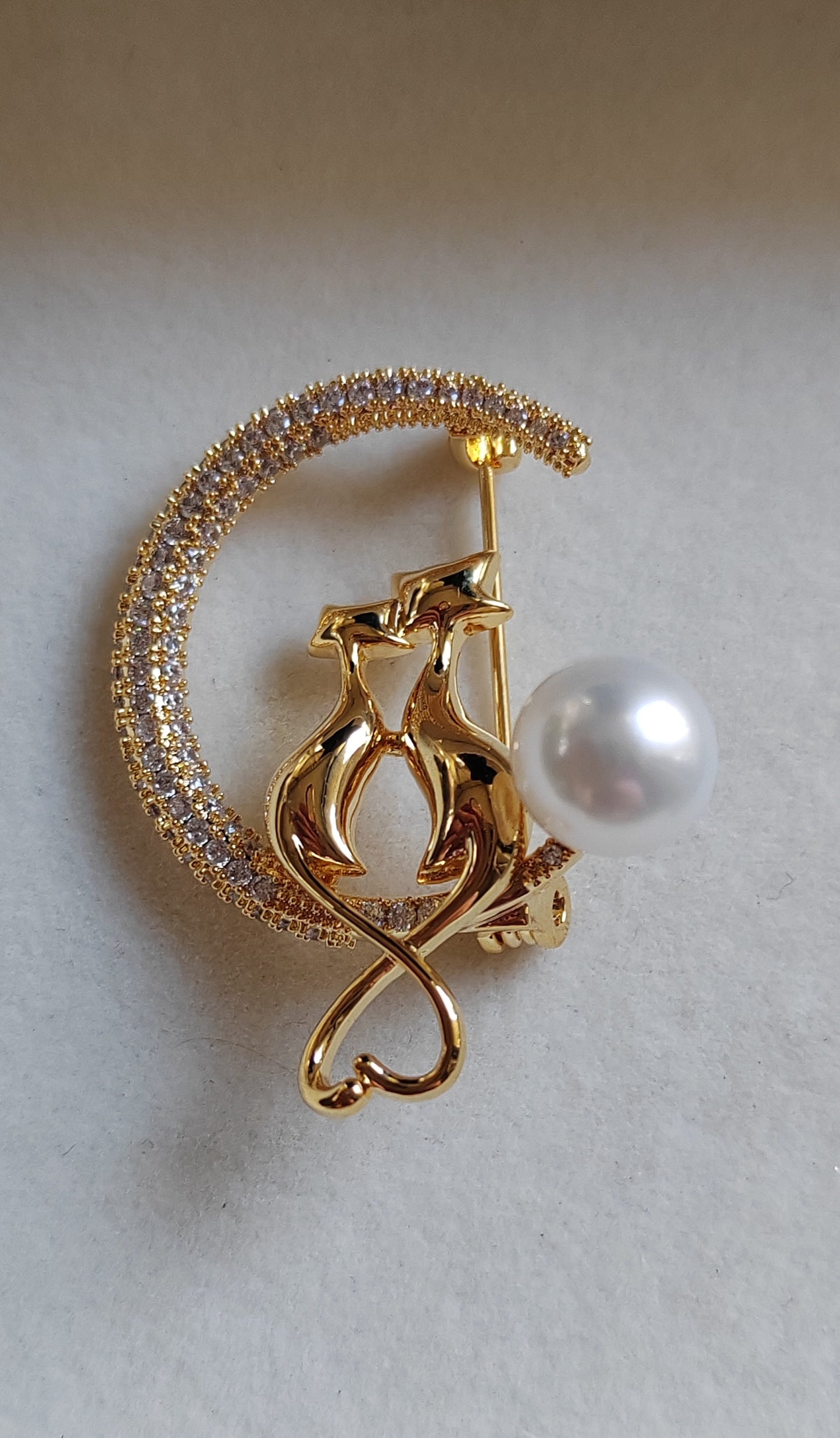 'Forever' Genuine freshwater pearl 8.9mm brooch