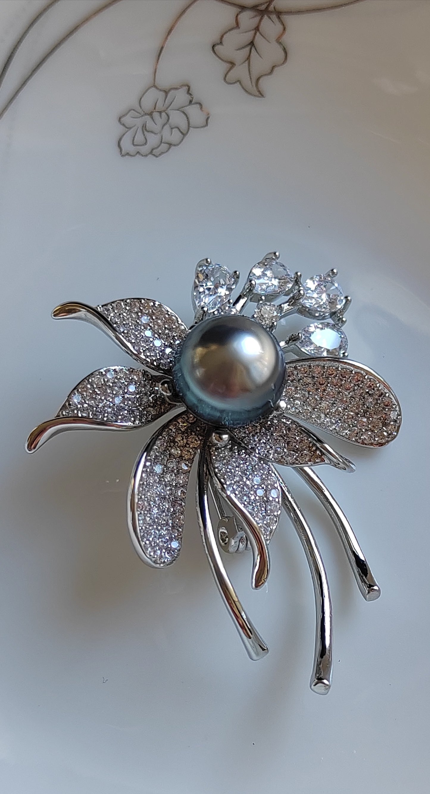 'Crystal Lily' brooch genuine tahitian south sea pearl 10.6mm