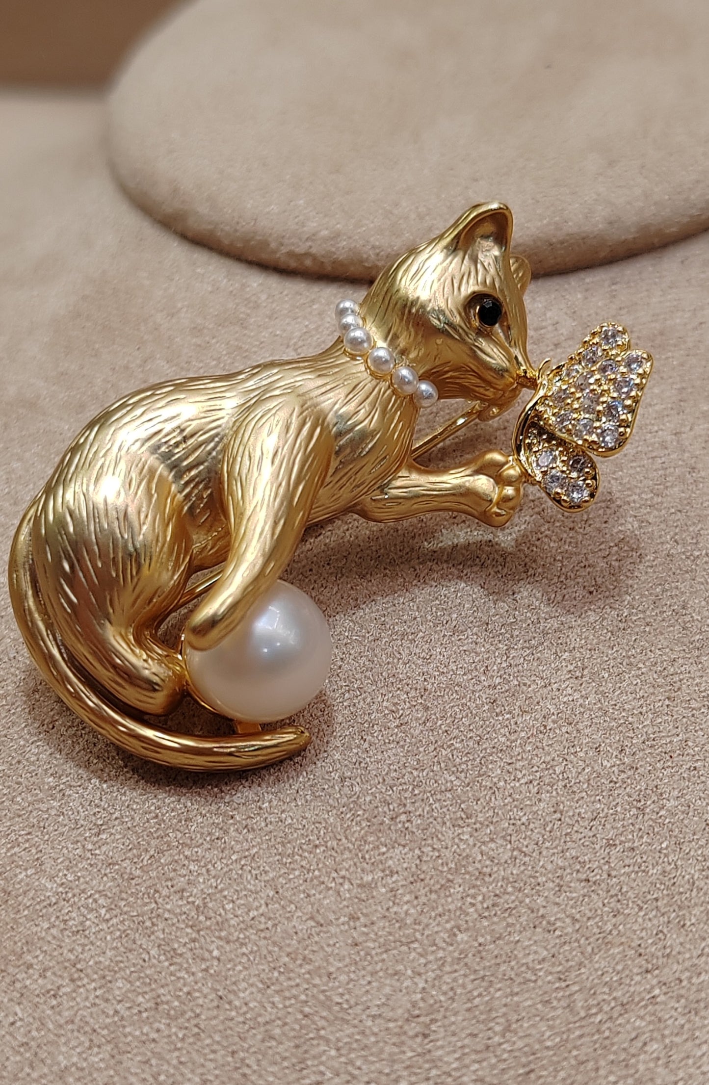 Lovely kitten brooch genuine freshwater round pearl 7.7mm