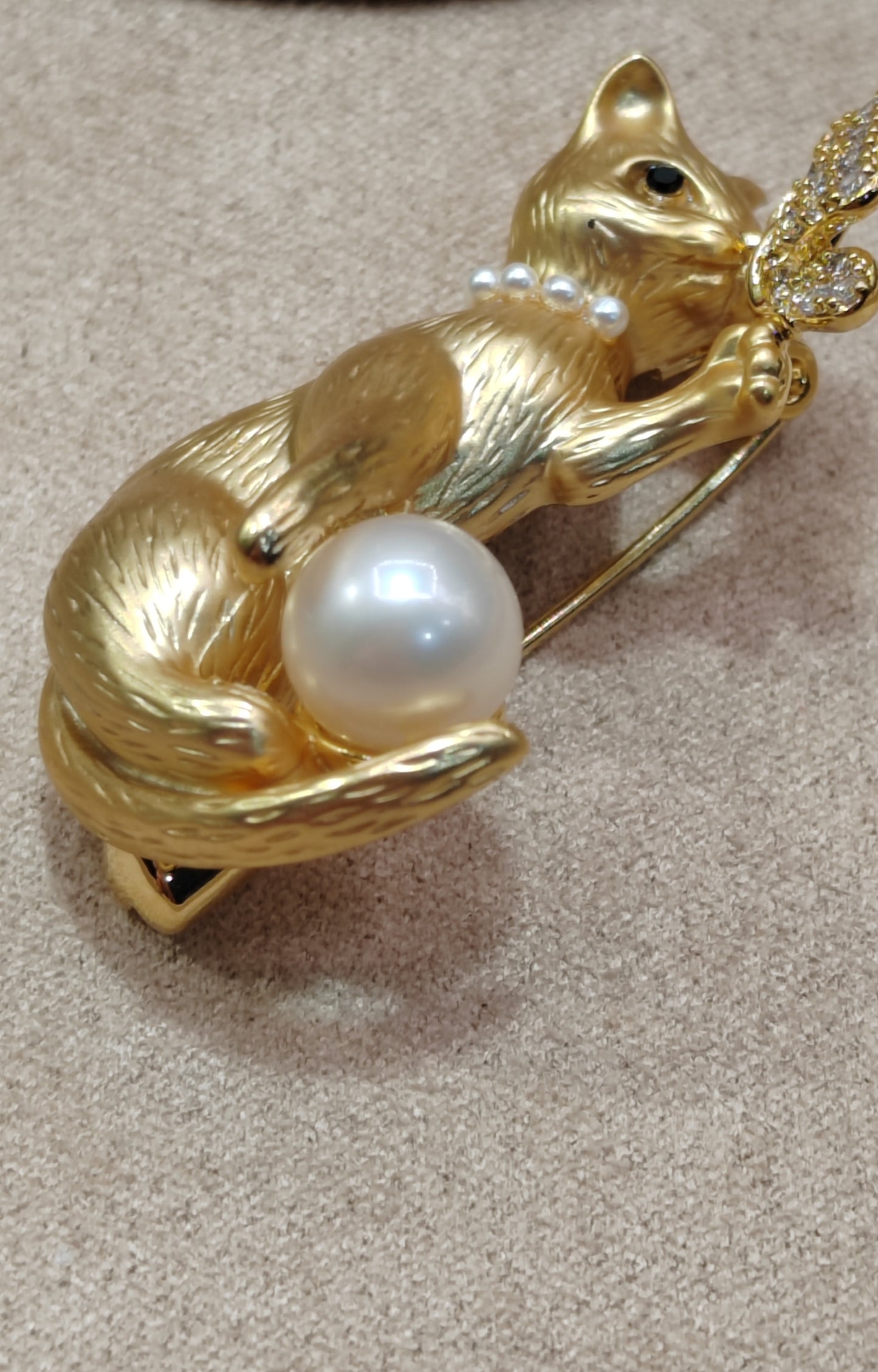 Lovely kitten brooch genuine freshwater round pearl 7.7mm