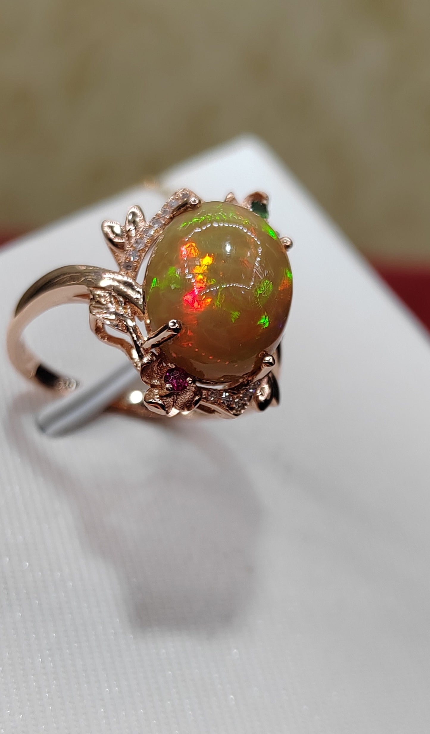 18ct gold diamond natural opal ring M1/2