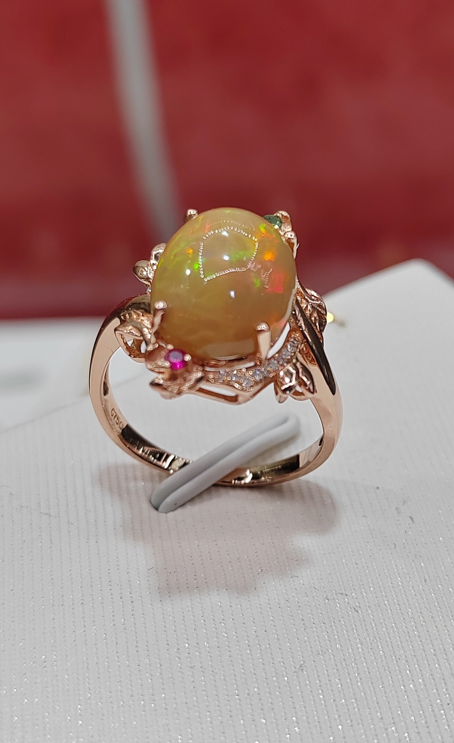 18ct gold diamond natural opal ring M1/2