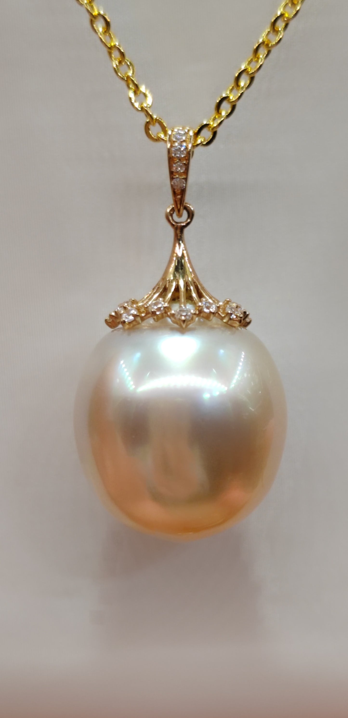 'A golden fruit' 18ct gold pendant genuine south sea pearl 13.9x16mm