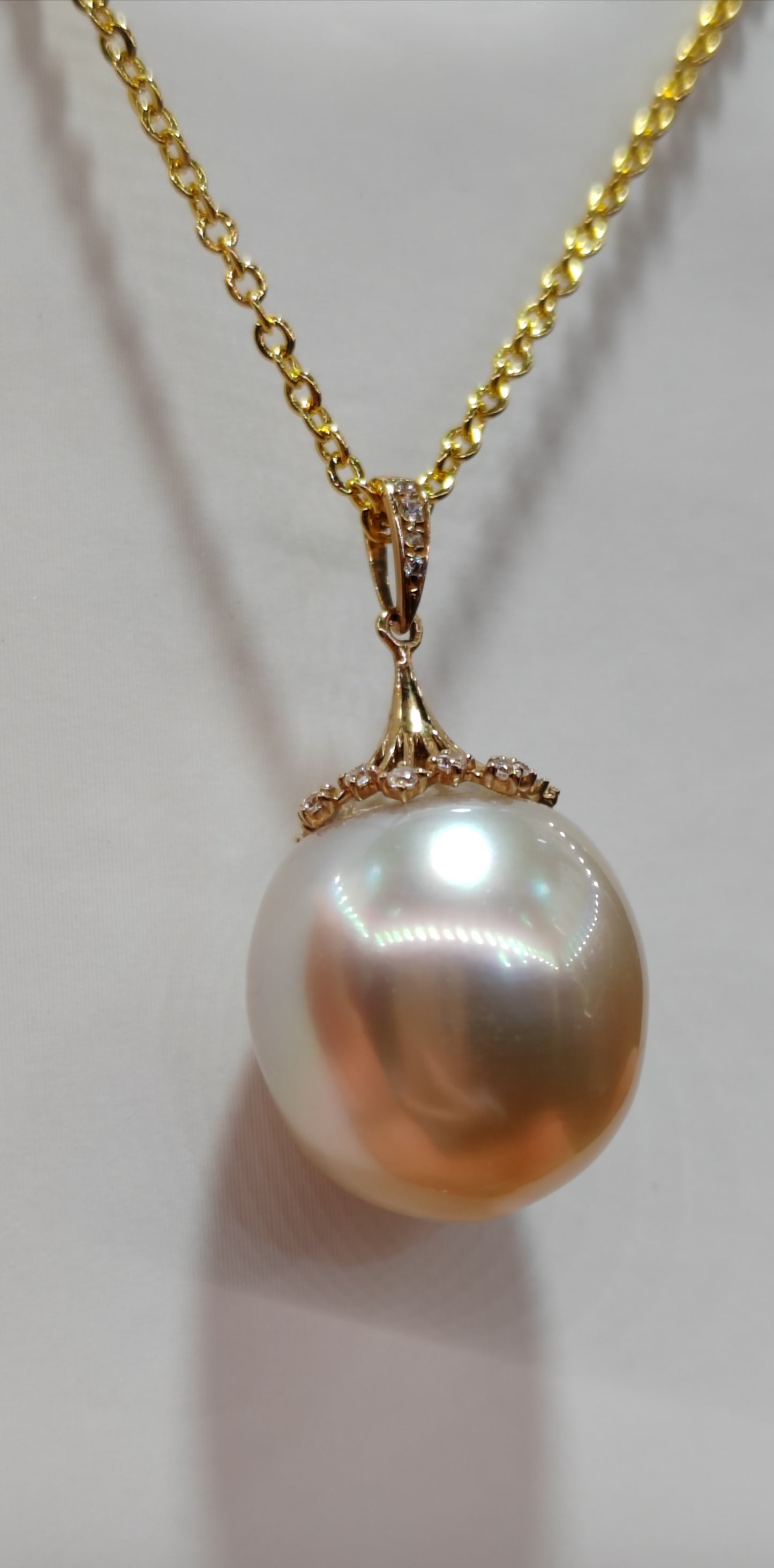 'A golden fruit' 18ct gold pendant genuine south sea pearl 13.9x16mm