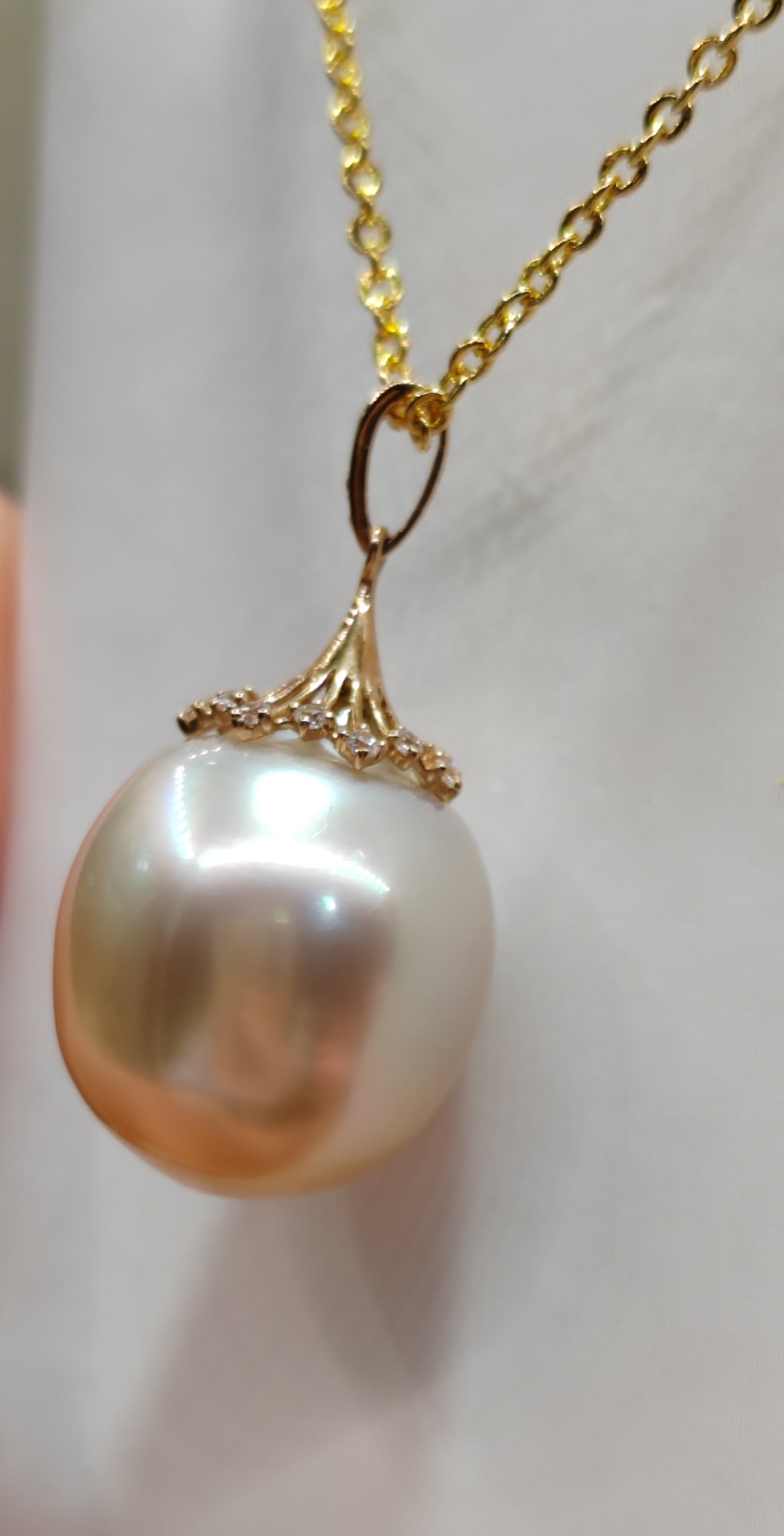 'A golden fruit' 18ct gold pendant genuine south sea pearl 13.9x16mm