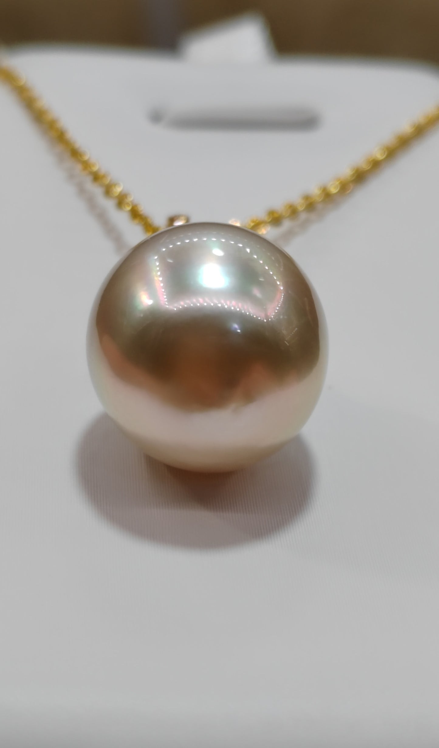 'A golden fruit' 18ct gold pendant genuine south sea pearl 13.9x16mm