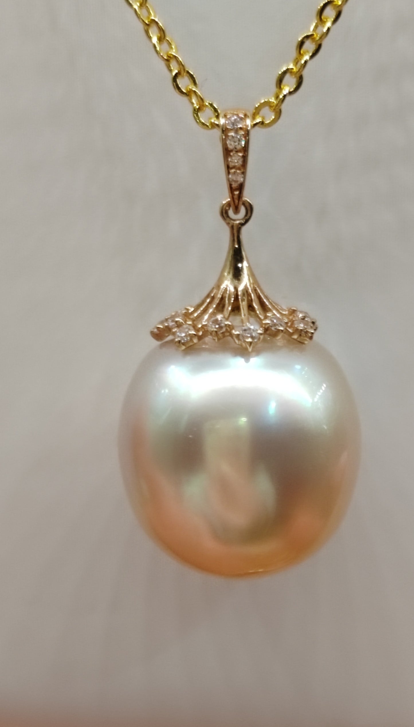 'A golden fruit' 18ct gold pendant genuine south sea pearl 13.9x16mm