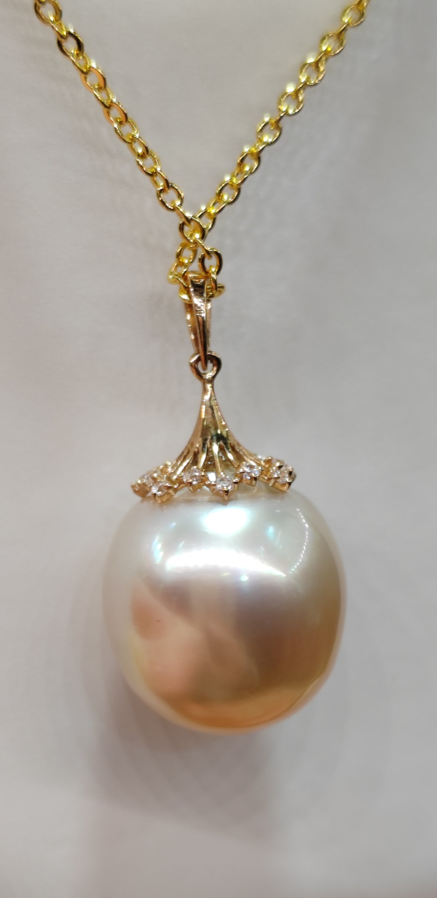 'A golden fruit' 18ct gold pendant genuine south sea pearl 13.9x16mm