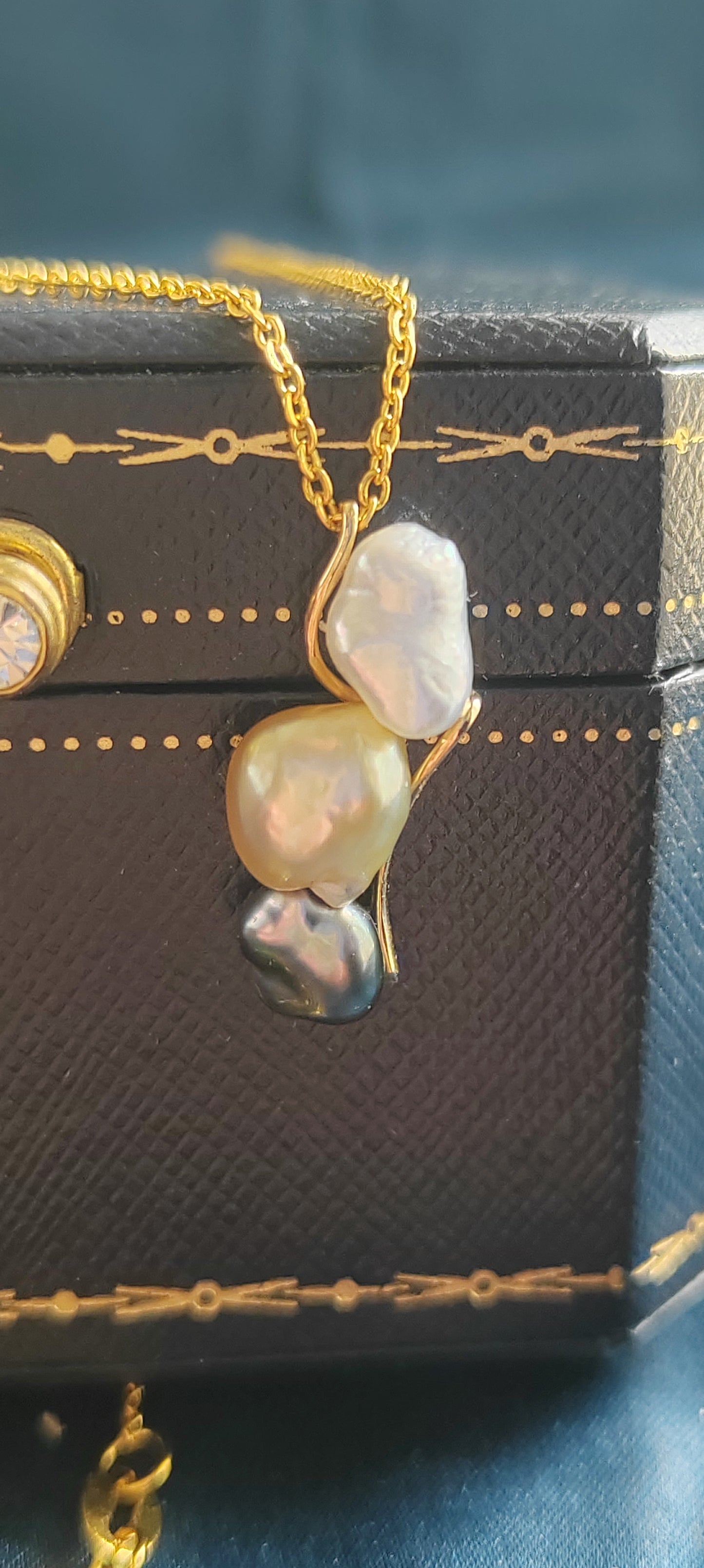 'A feather' 18k gold pendant genuine south sea & Tahitian Keshi pearls 'Wild'