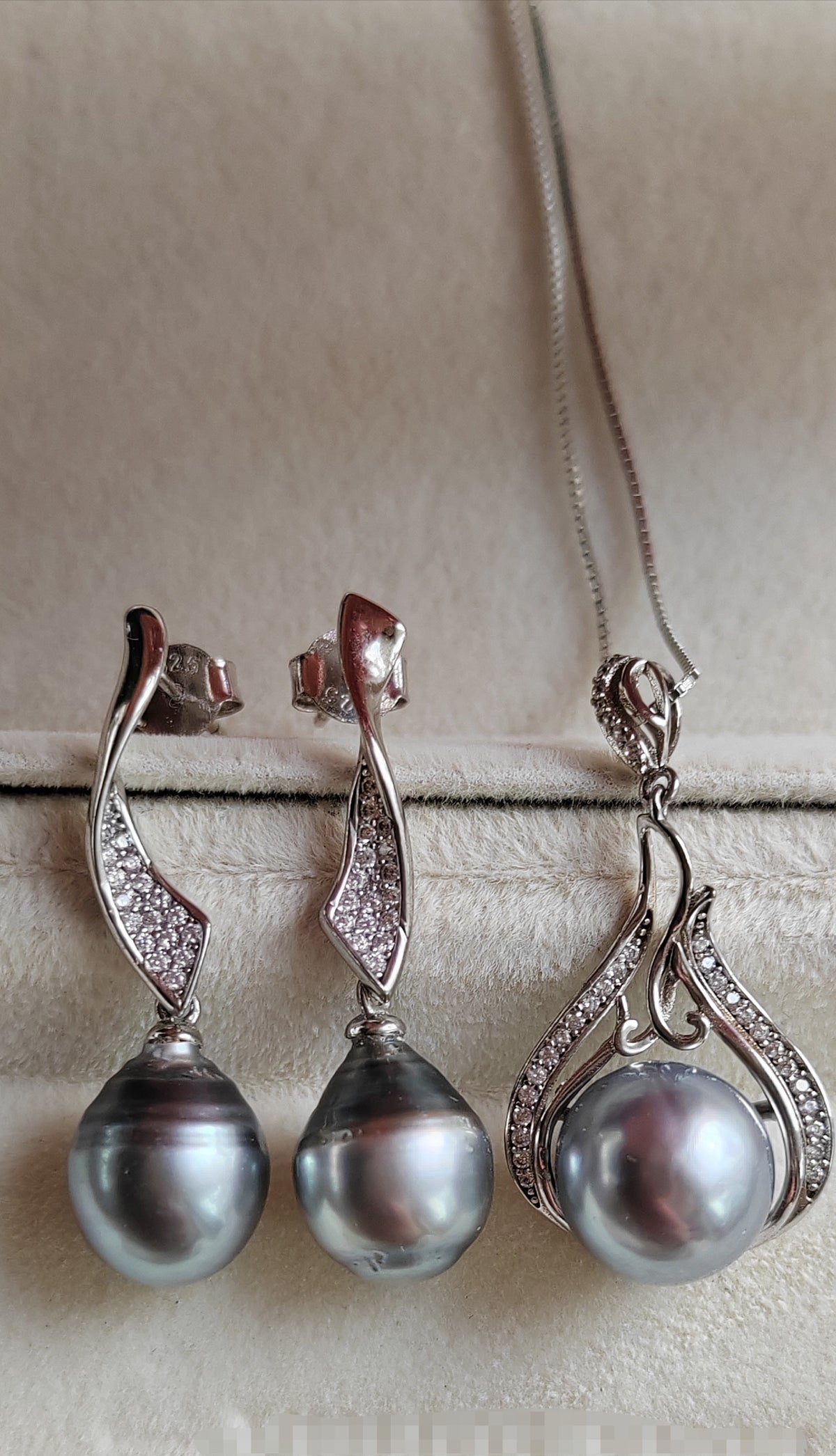 'Lily' Jewellry set Genuine tahitian sea pearl 9.4-9.9mm