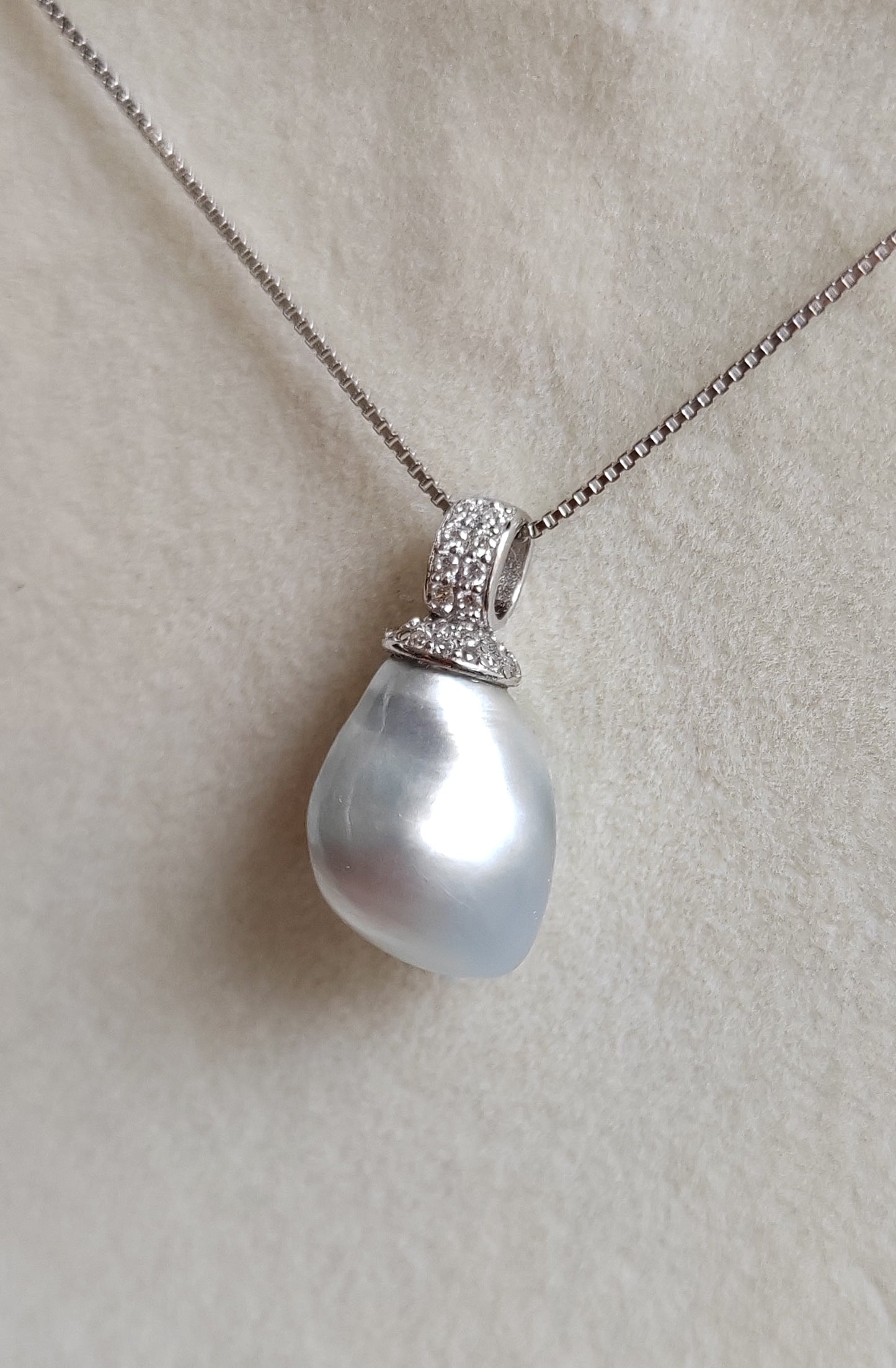 'Wild' Solitaire necklace Genuine Keshi south Sea white pearl 7ct