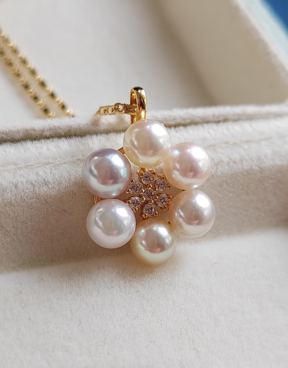 'Pleasure Blossom' 18k gold pendant genuine Japanese akoya pearls