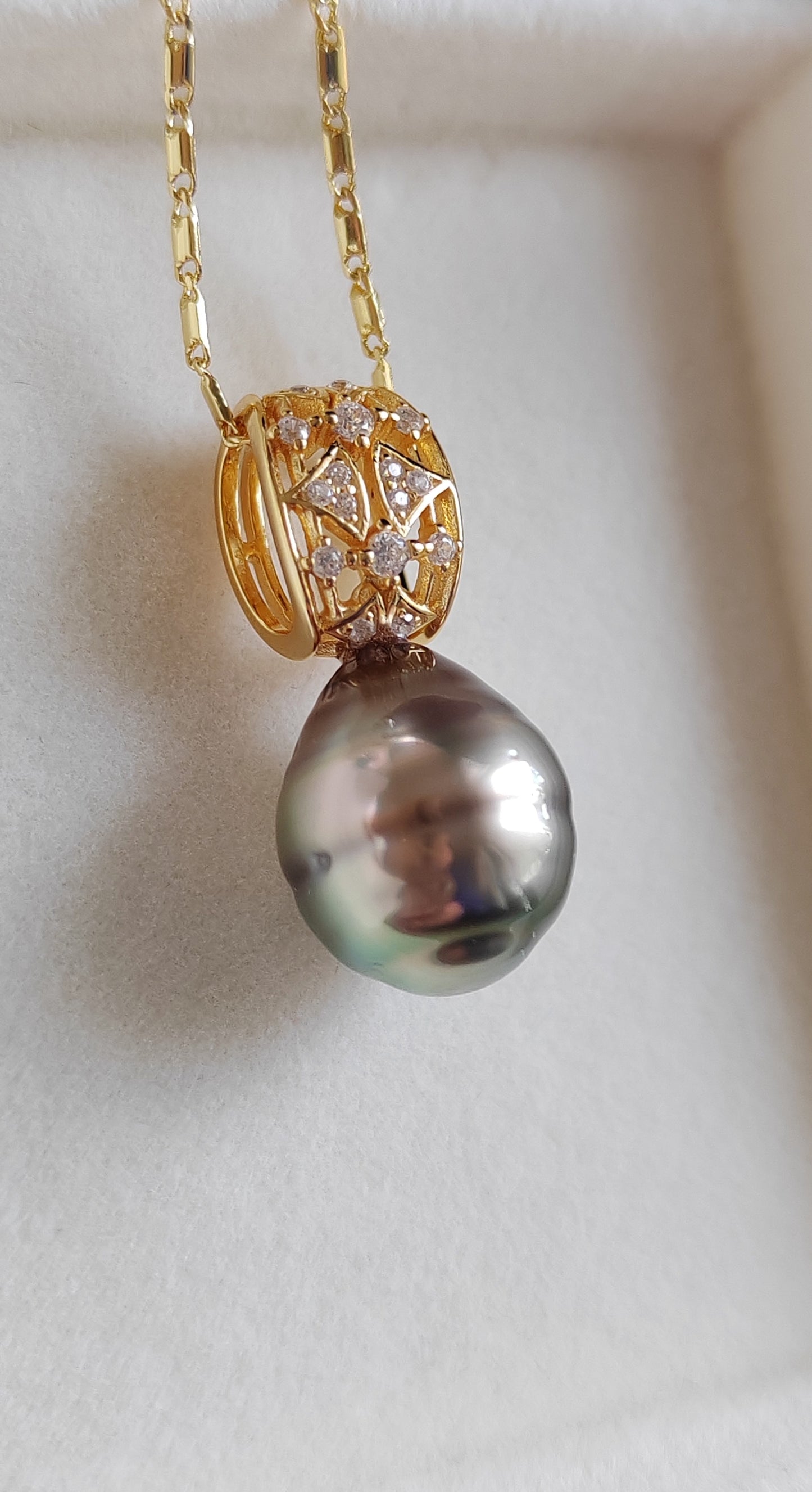 11.2x13.6mm Genuine Mangareva Tahitian sea pearl 'Light Neon' pendant