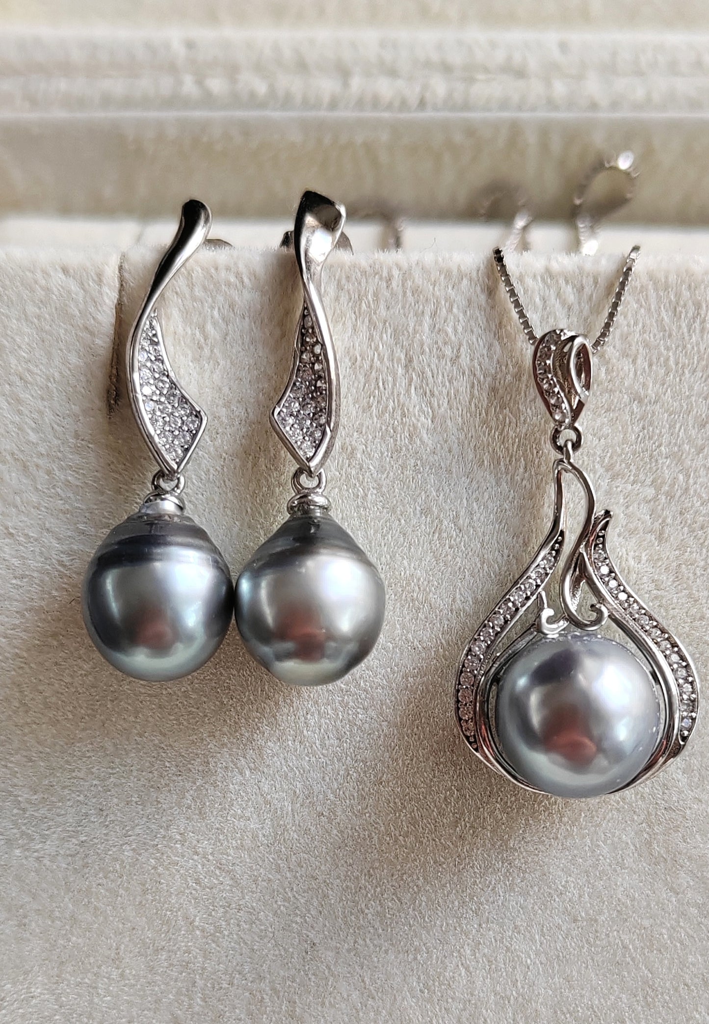 'Lily' Jewellry set Genuine tahitian sea pearl 9.4-9.9mm