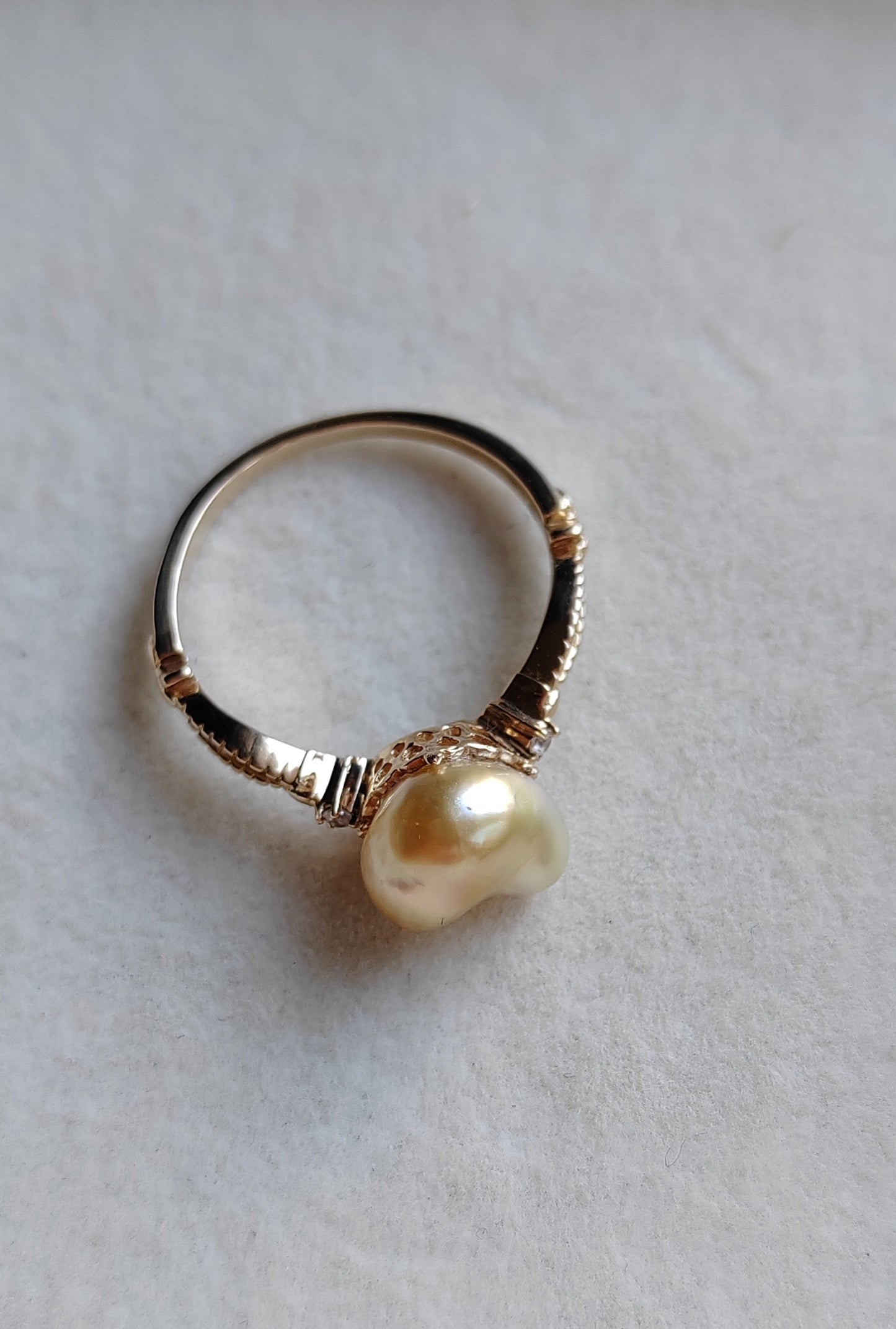 'A golden heart' 14k gold ring genuine golden south sea Keshi pearl 'Wild' 2.6ct