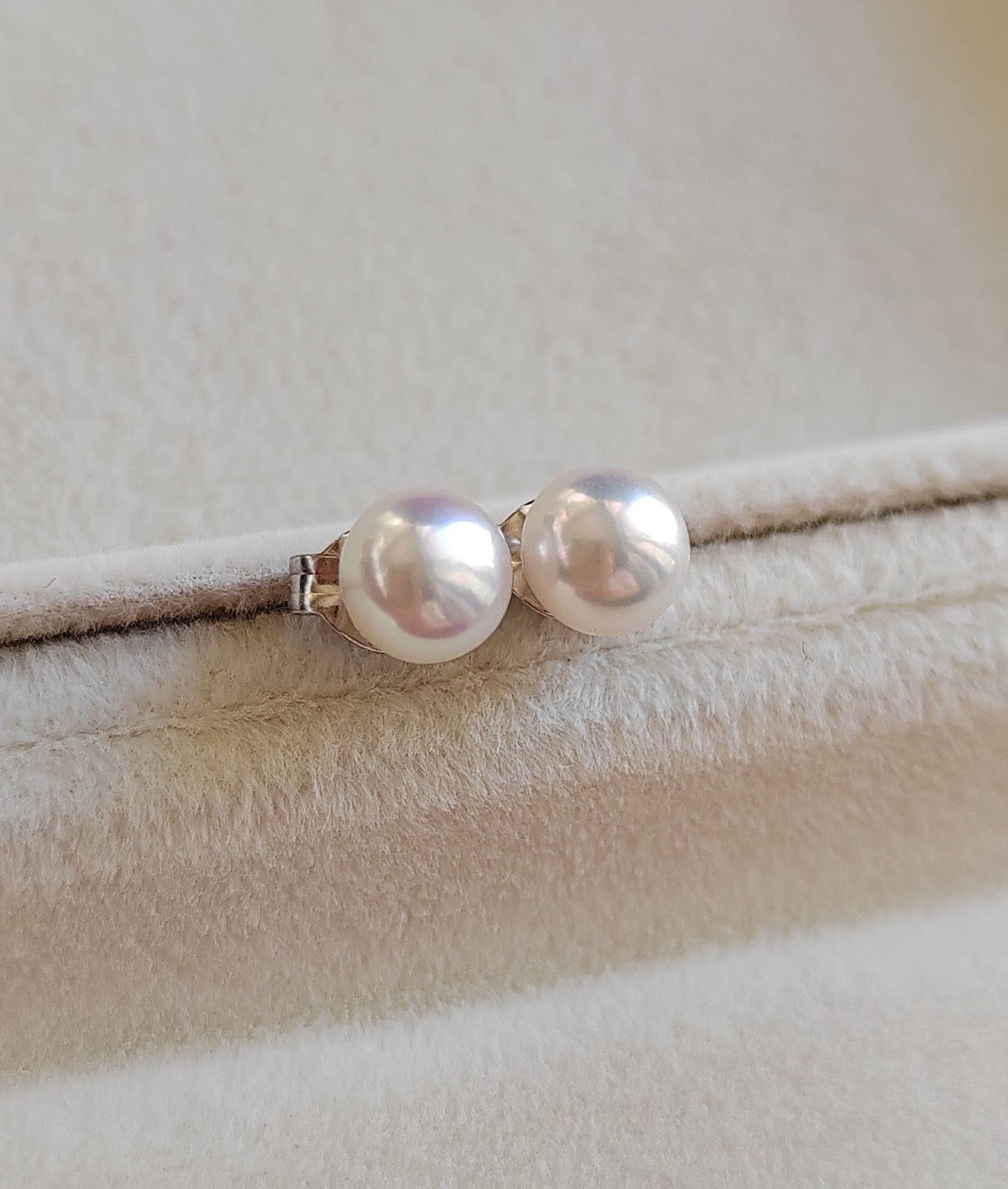 5.5-6mm Genuine freshwater pearls Essential earrings studs