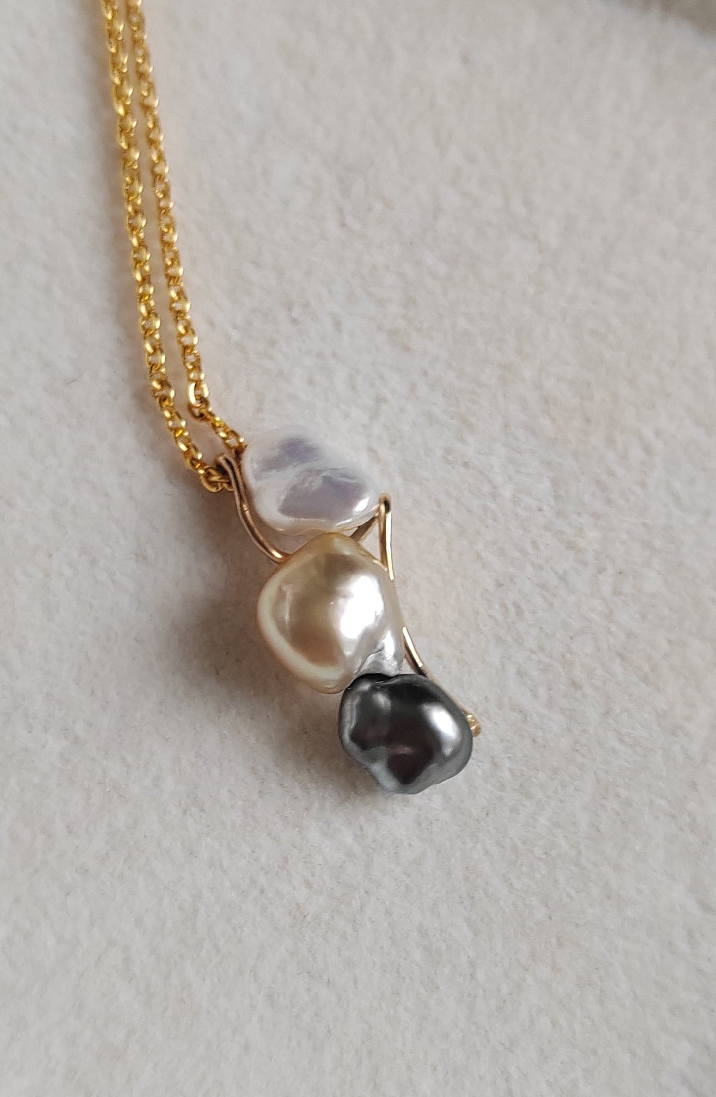 'A feather' 18k gold pendant genuine south sea & Tahitian Keshi pearls 'Wild'