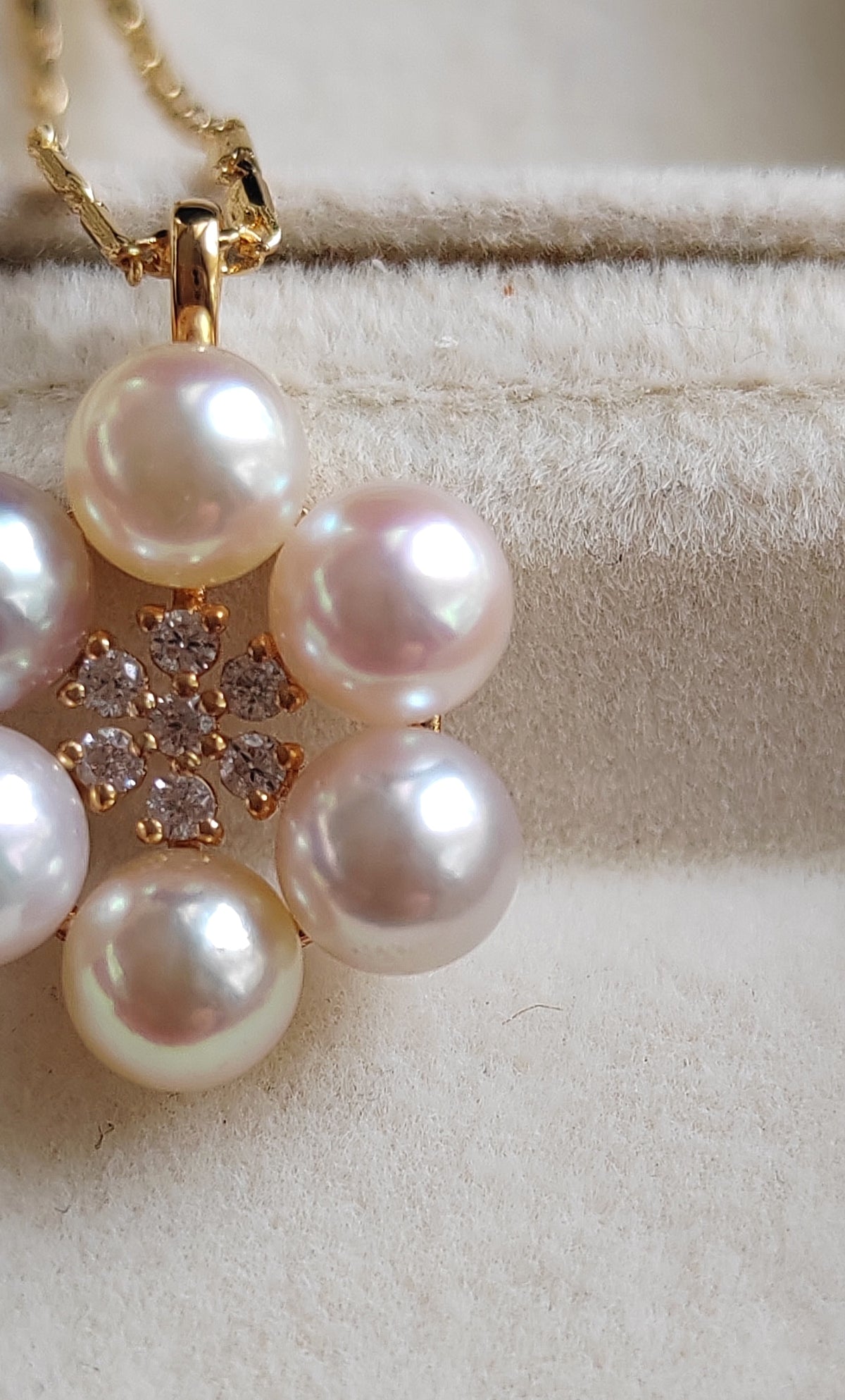 'Pleasure Blossom' 18k gold pendant genuine Japanese akoya pearls